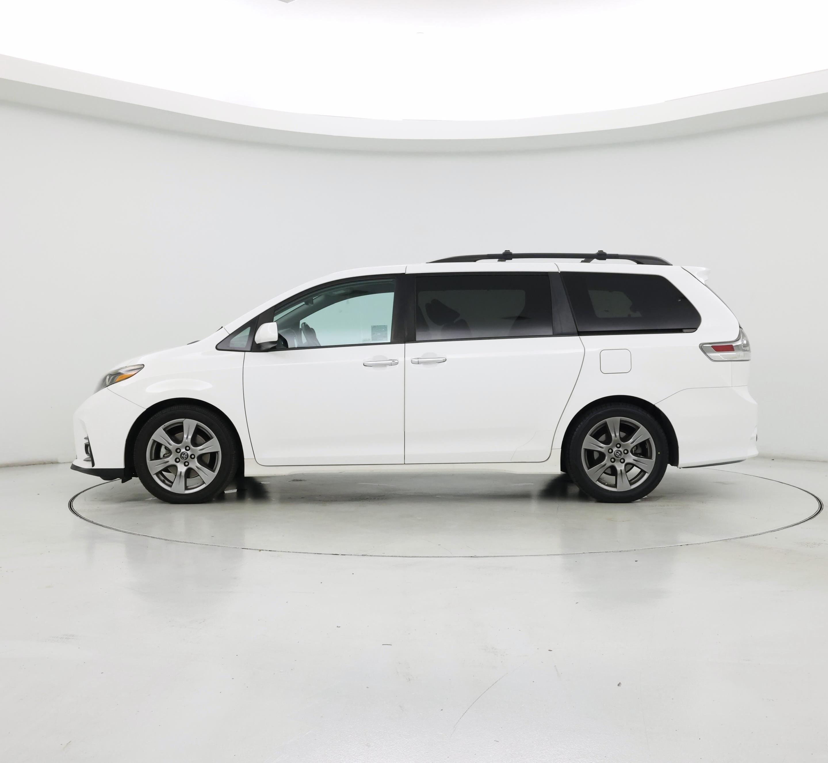 Thumbnail: 2019 Toyota Sienna - 3