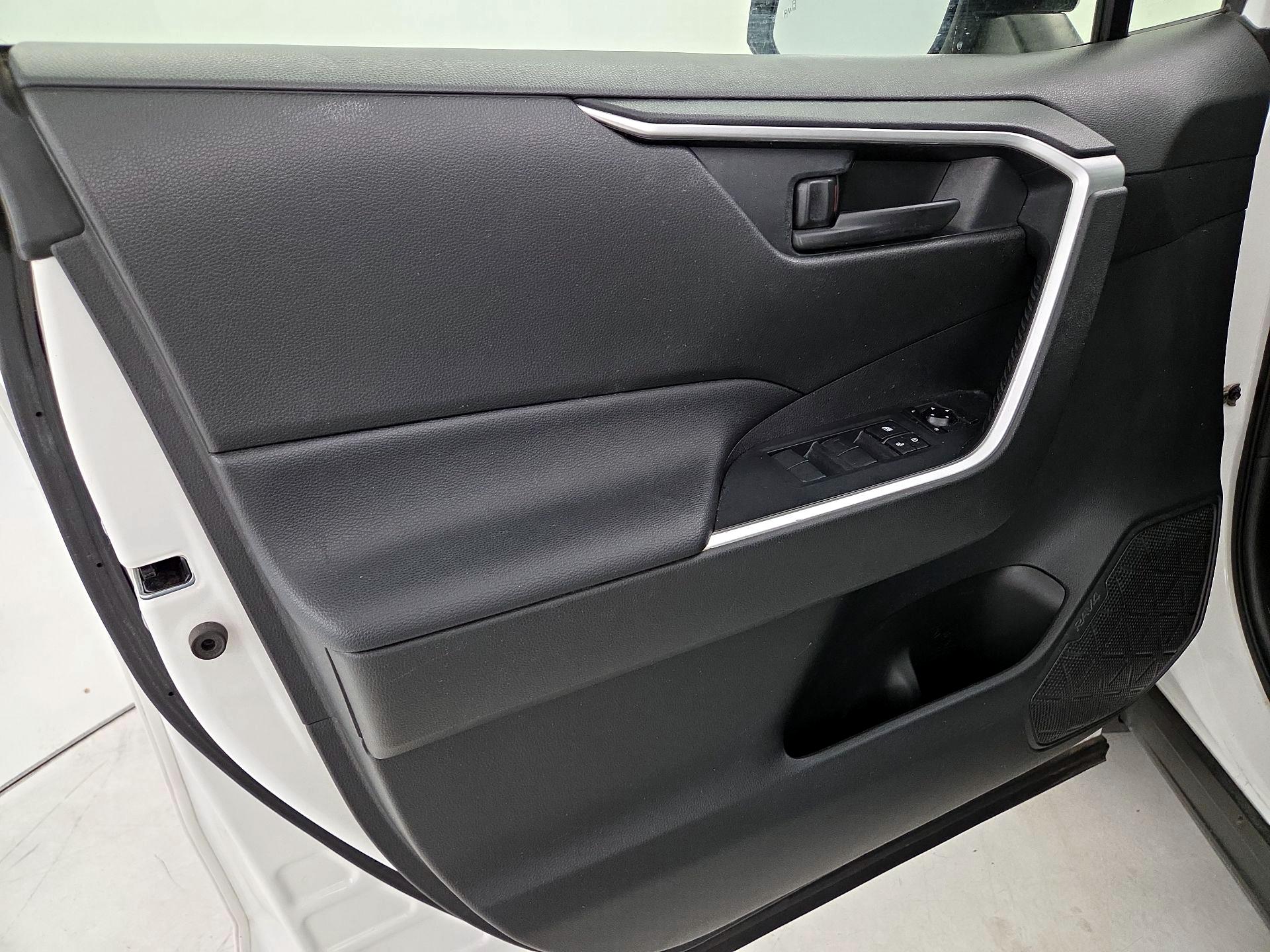 Thumbnail: 2020 Toyota RAV4 - 12