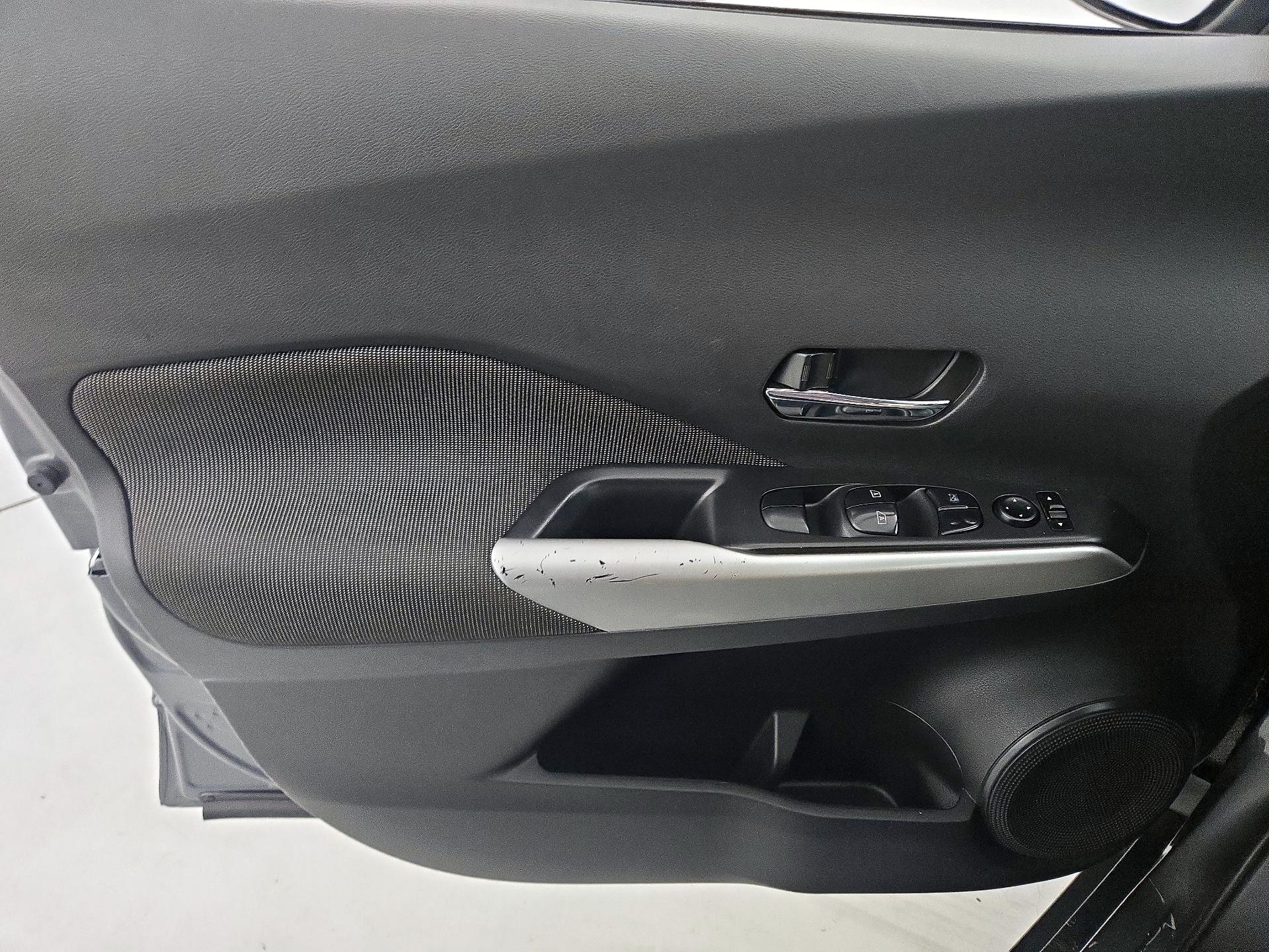 Thumbnail: 2020 Nissan Kicks - 12