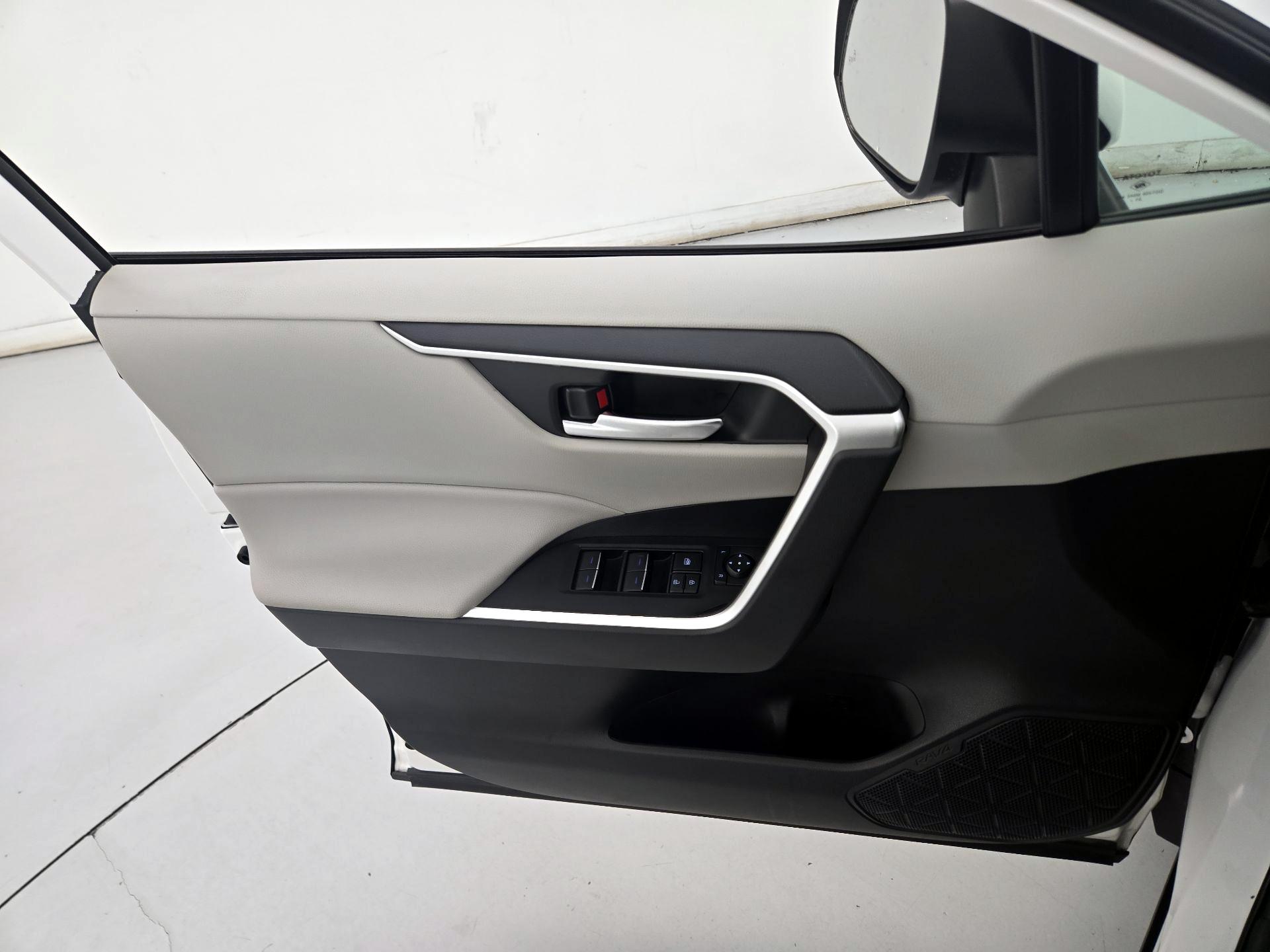 Thumbnail: 2022 Toyota RAV4 - 12