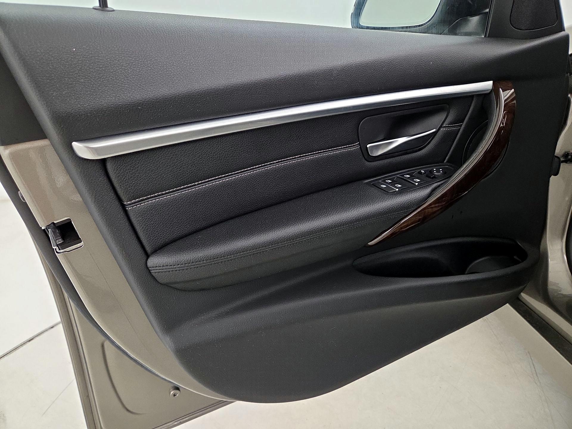 Thumbnail: 2018 BMW 3 Series - 12