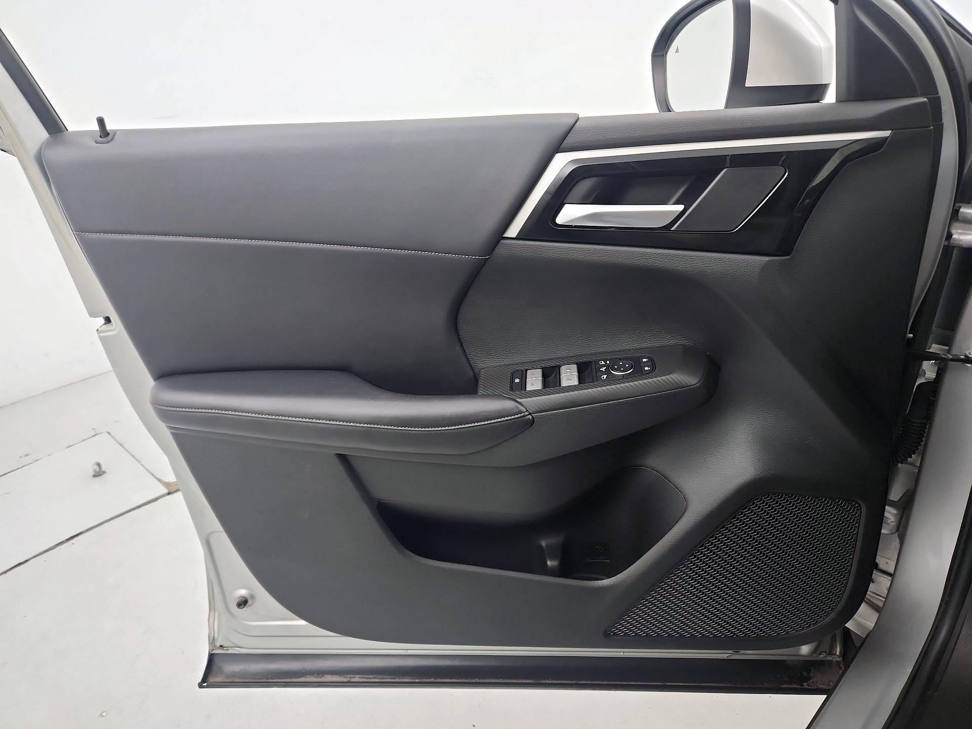 Thumbnail: 2023 Mitsubishi Outlander - 12