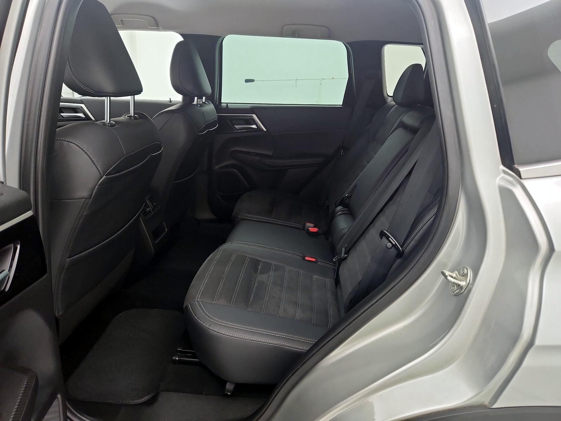 Thumbnail: 2023 Mitsubishi Outlander - 20