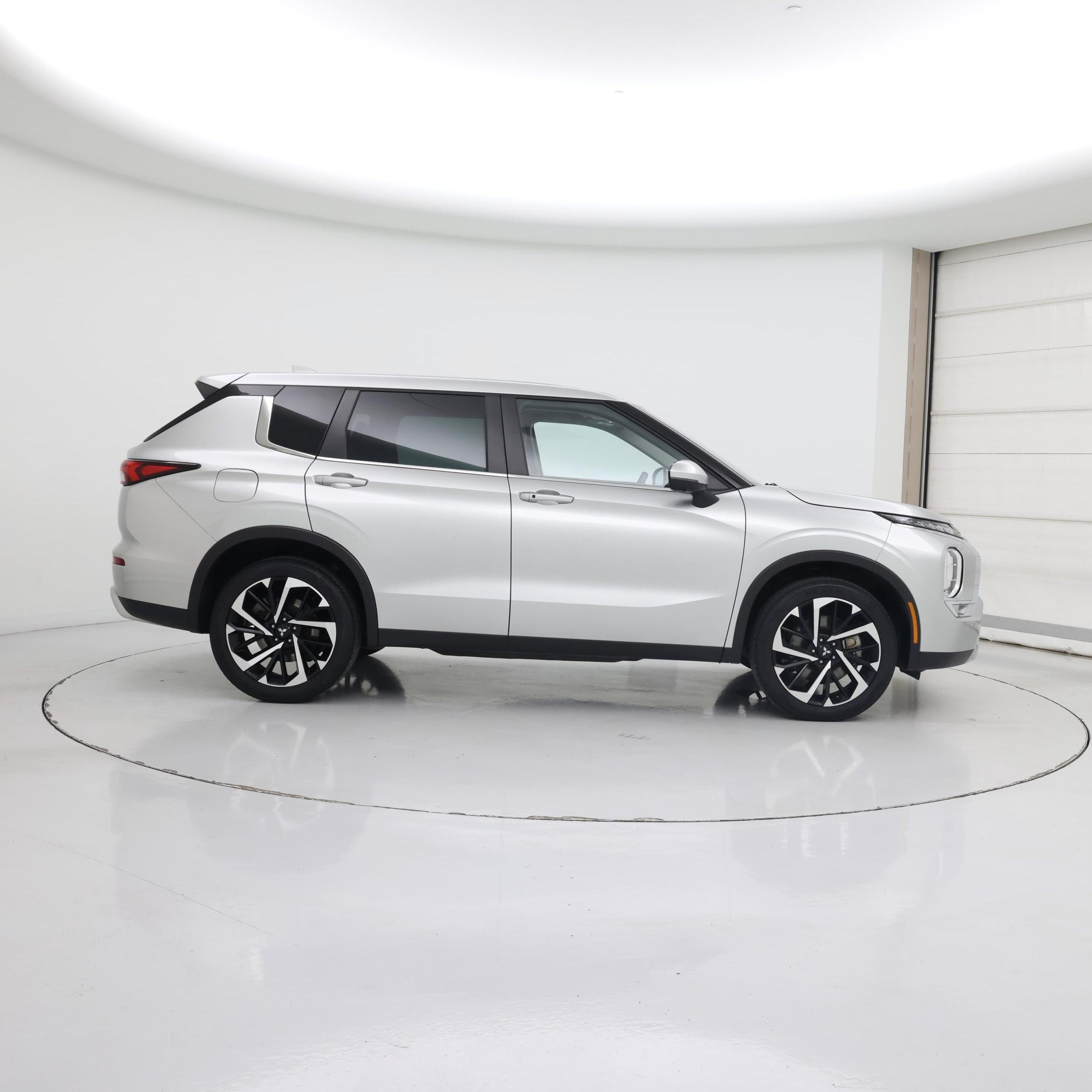 Thumbnail: 2023 Mitsubishi Outlander - 7