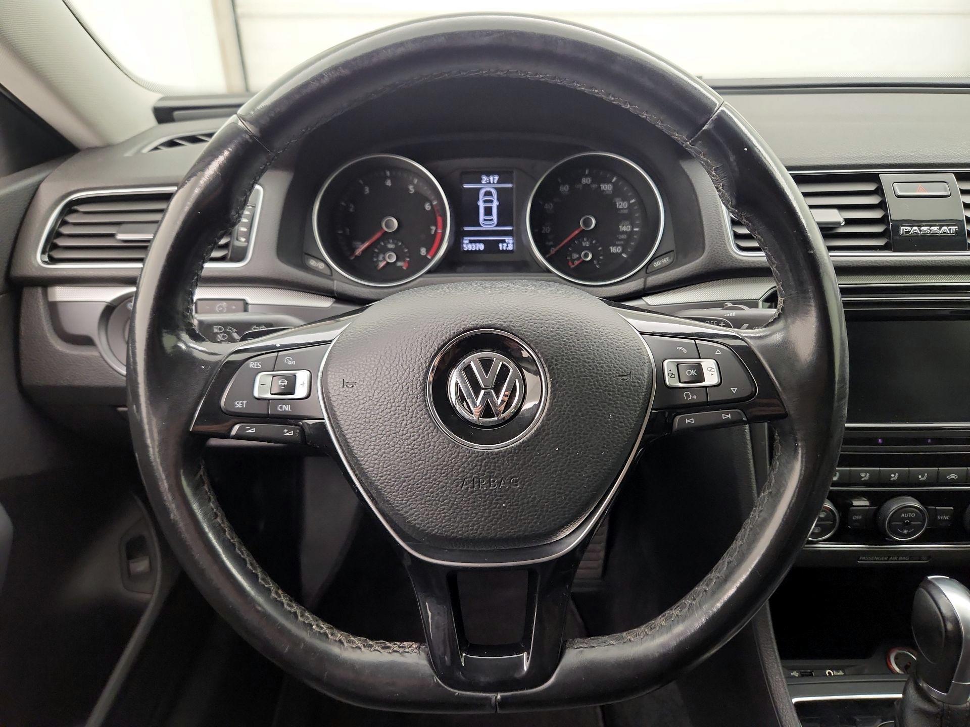 Thumbnail: 2018 Volkswagen Passat - 10