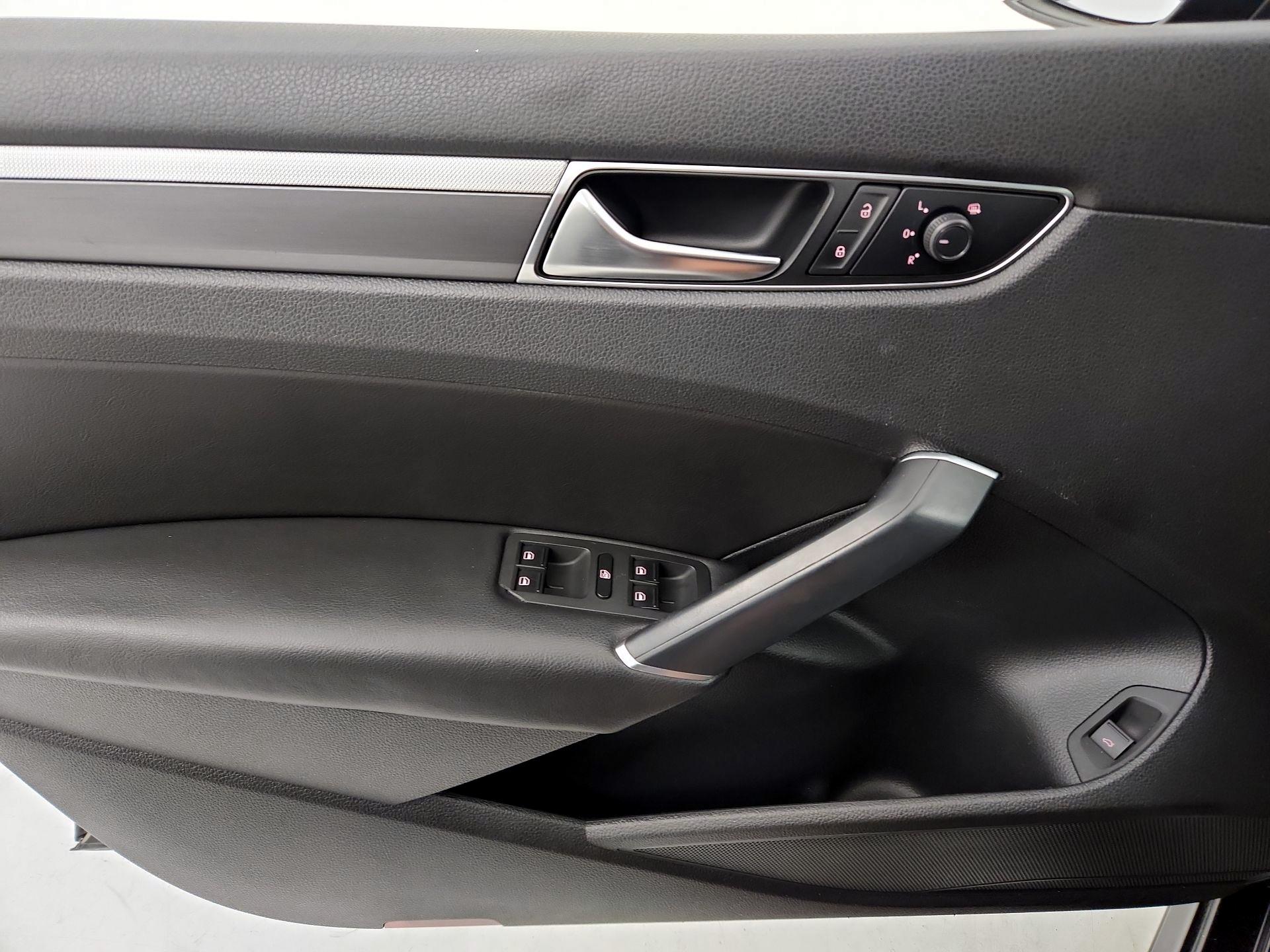 Thumbnail: 2018 Volkswagen Passat - 12