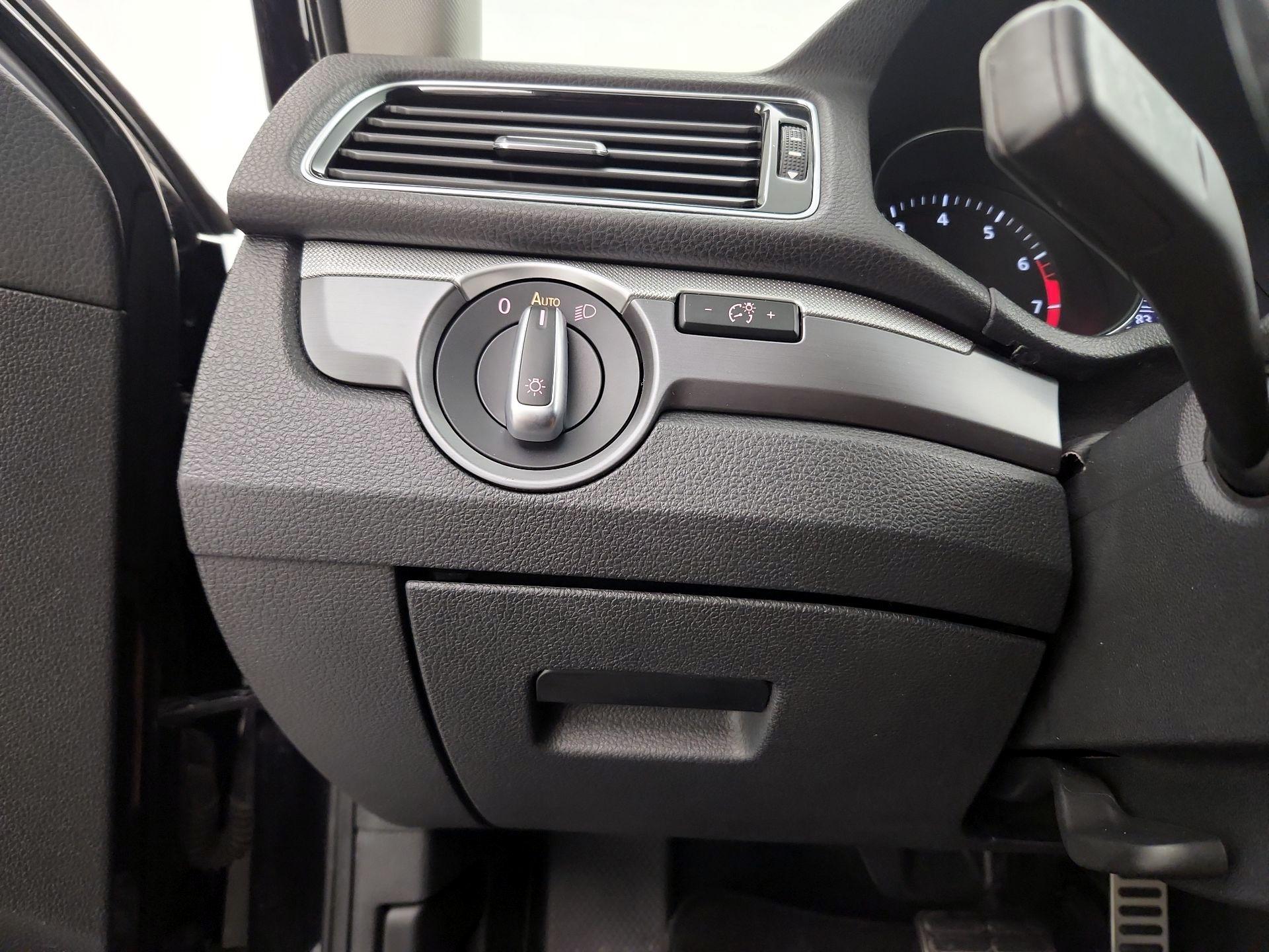 Thumbnail: 2018 Volkswagen Passat - 13