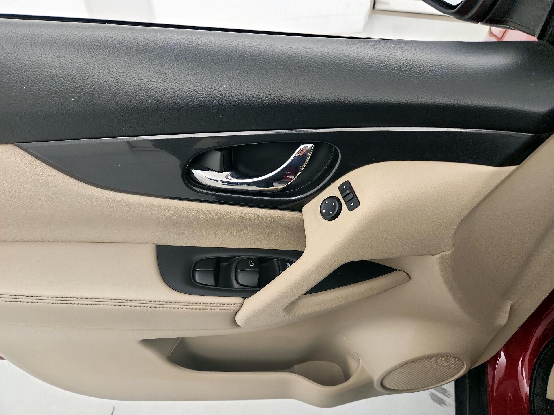 Thumbnail: 2017 Nissan Rogue - 12