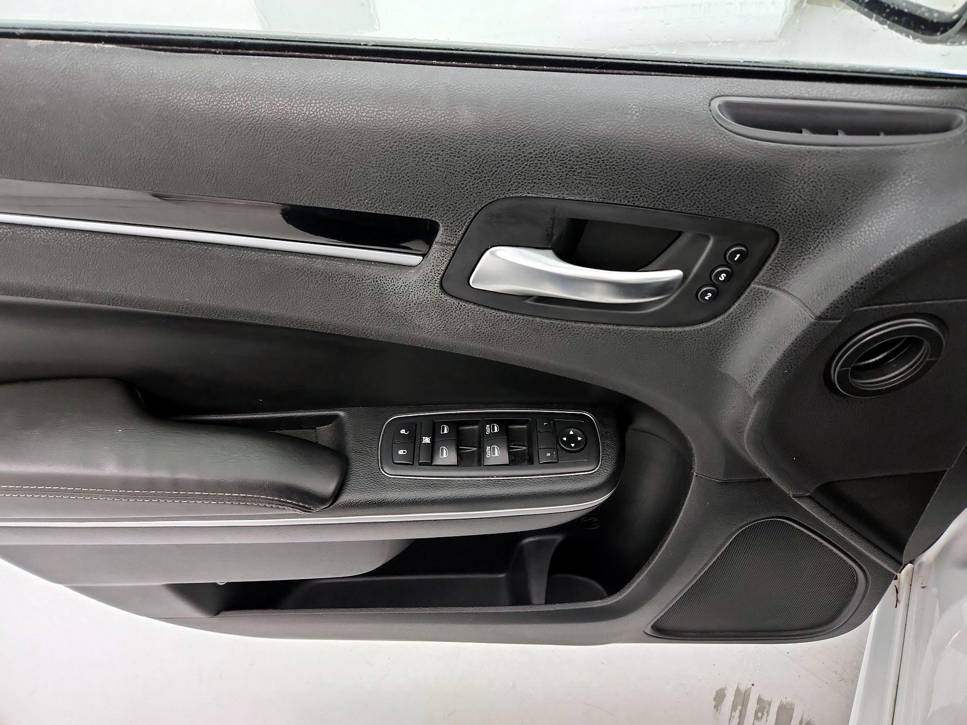 Thumbnail: 2019 Chrysler 300 - 12