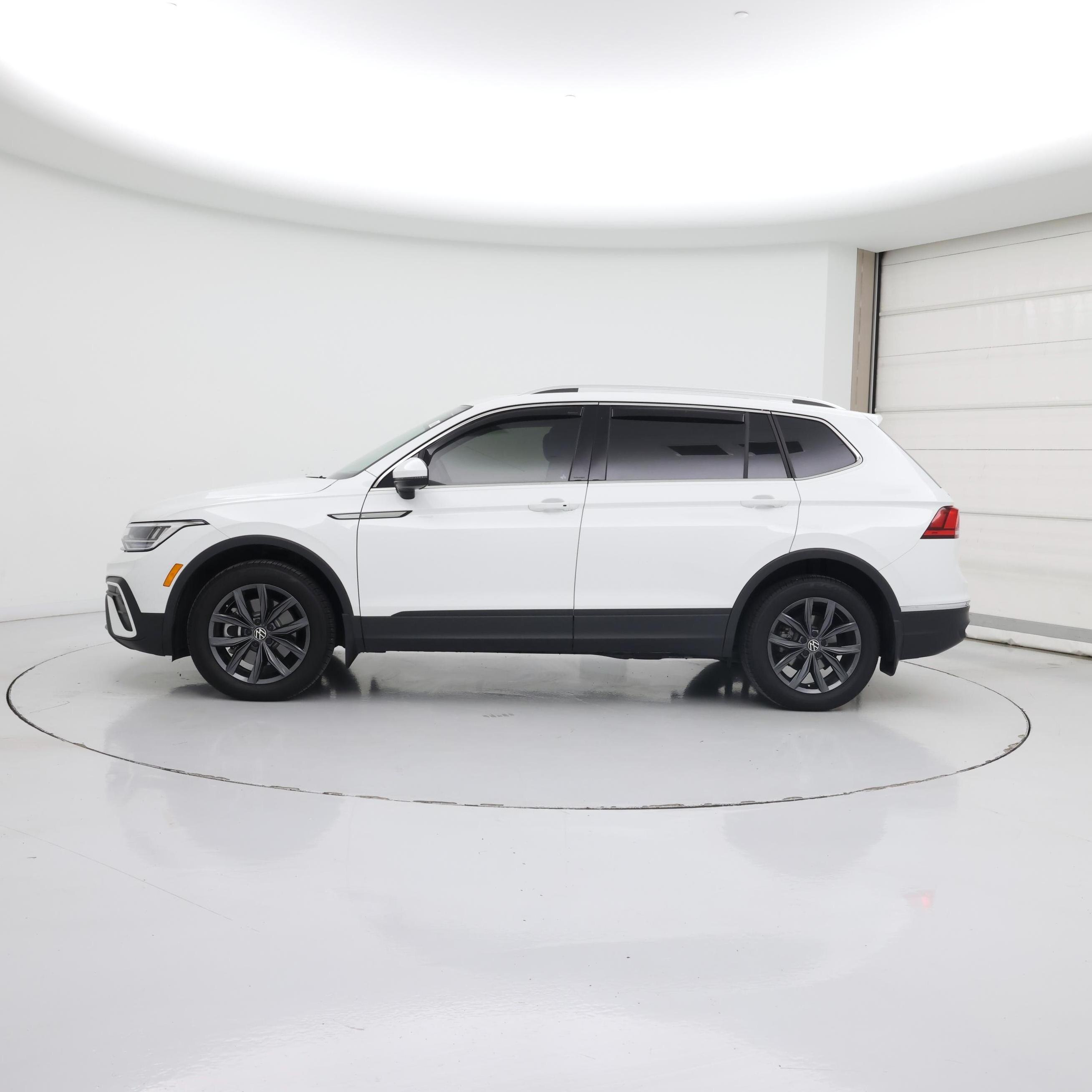 Thumbnail: 2022 Volkswagen Tiguan - 3