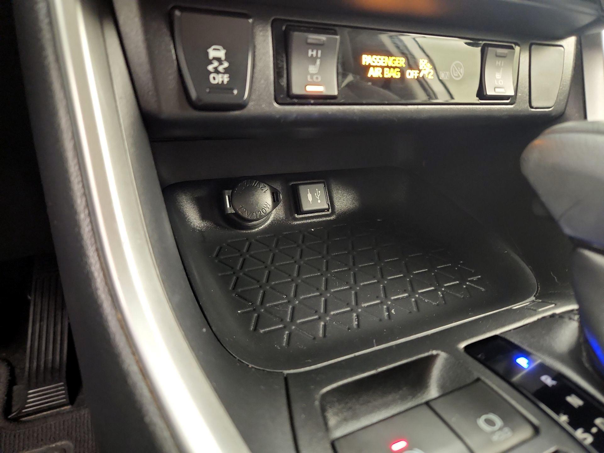 Thumbnail: 2019 Toyota RAV4 - 18