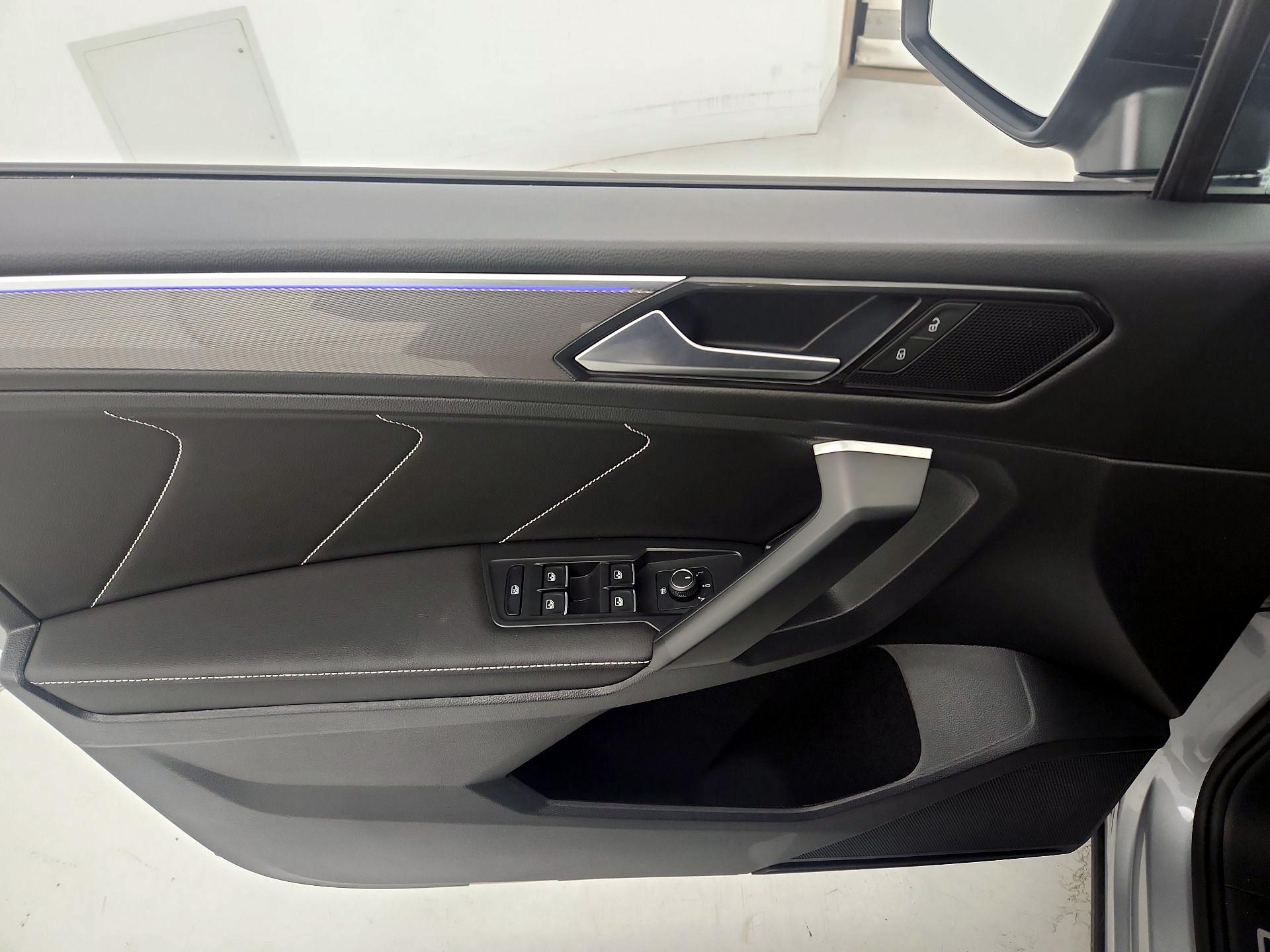 Thumbnail: 2023 Volkswagen Tiguan - 12