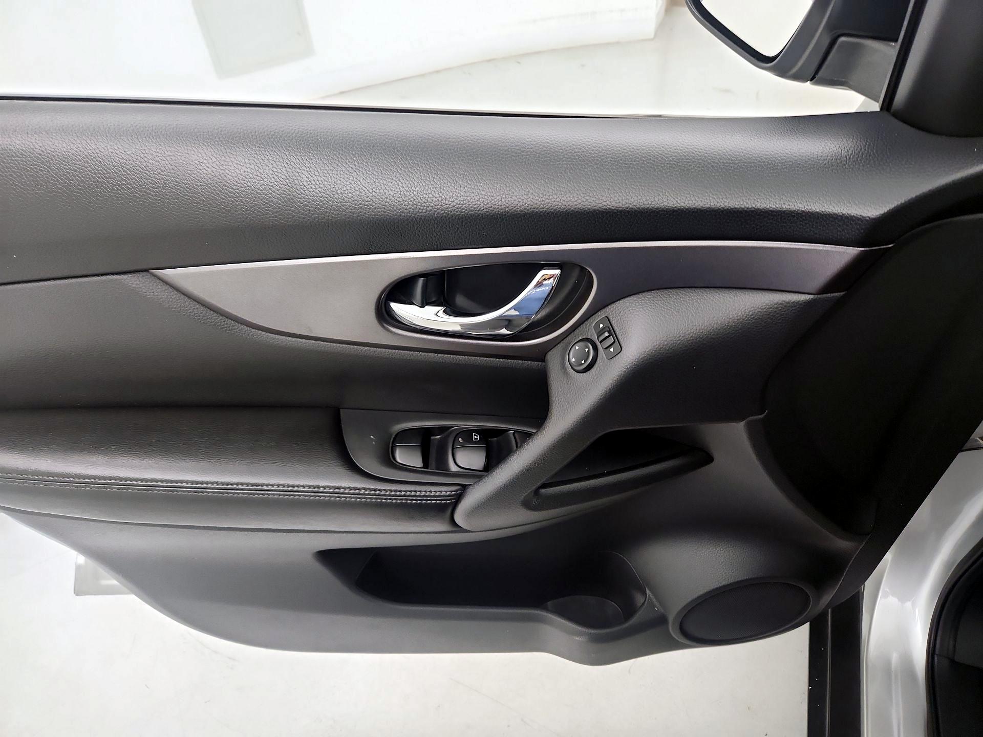 Thumbnail: 2015 Nissan Rogue - 12