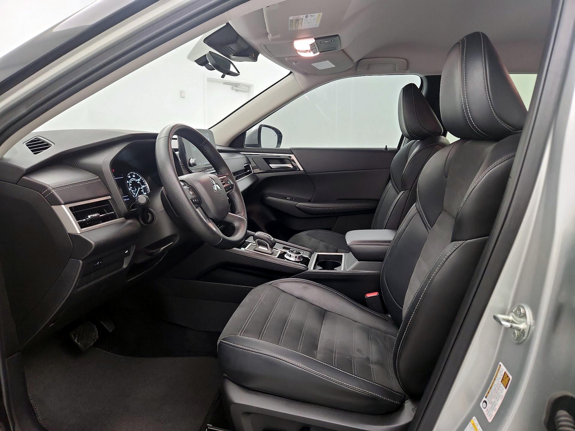 Thumbnail: 2024 Mitsubishi Outlander - 11