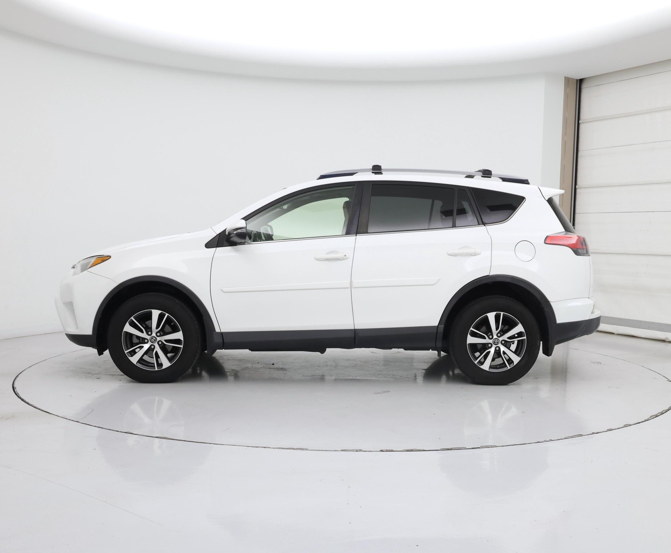 Thumbnail: 2017 Toyota RAV4 - 3