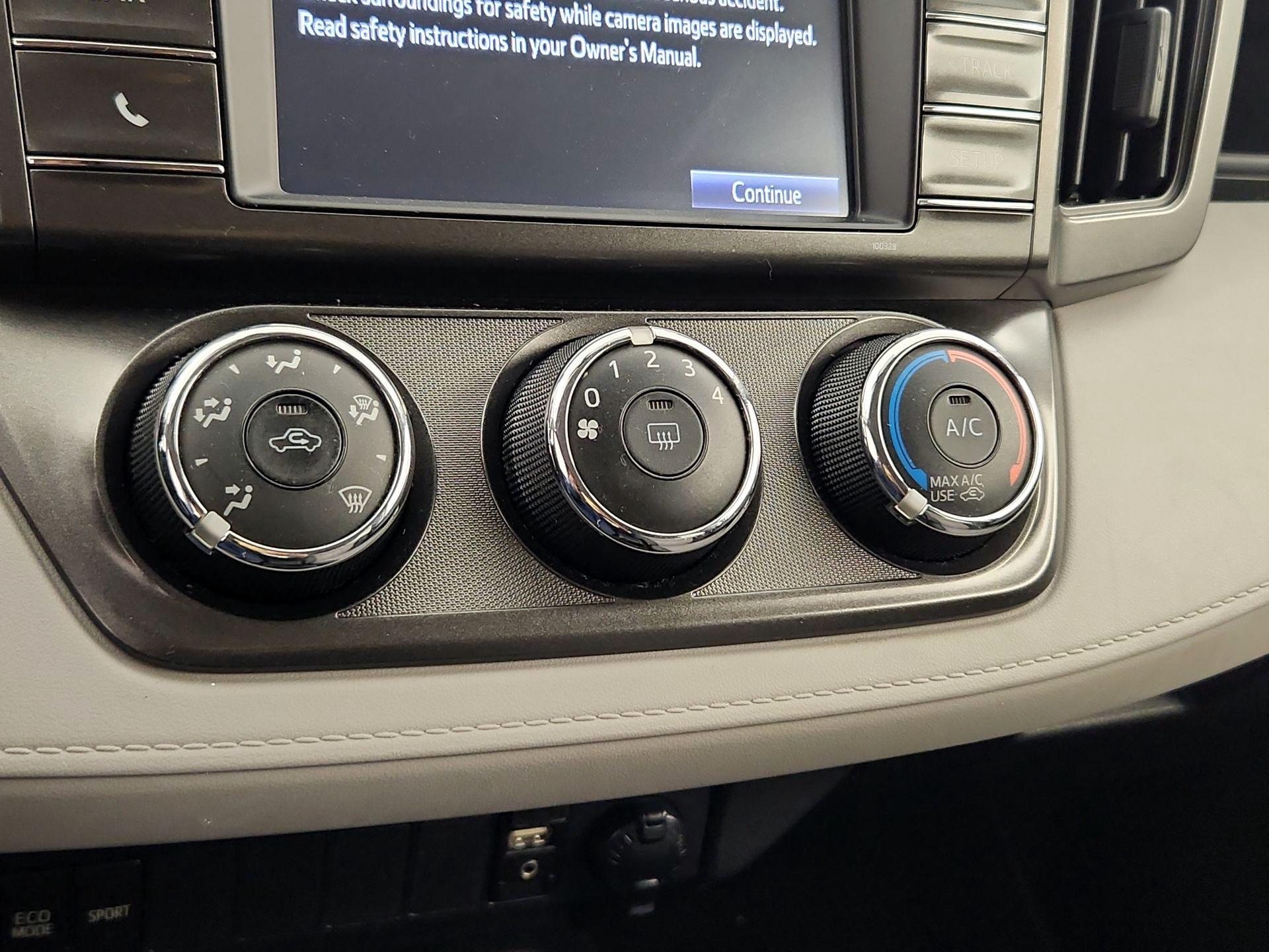 Thumbnail: 2014 Toyota RAV4 - 16