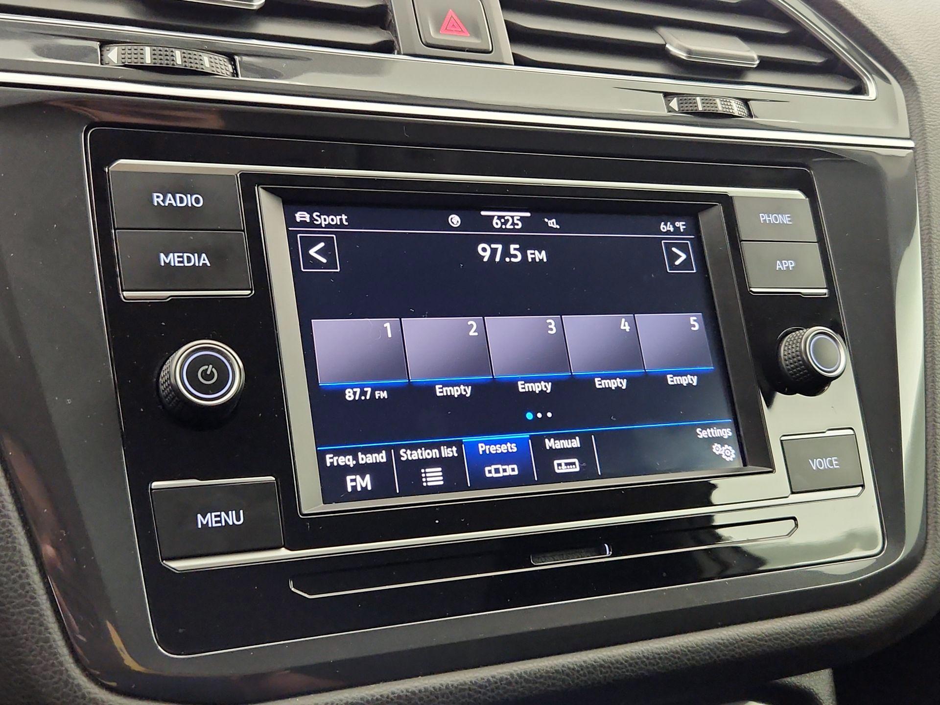 Thumbnail: 2022 Volkswagen Tiguan - 15