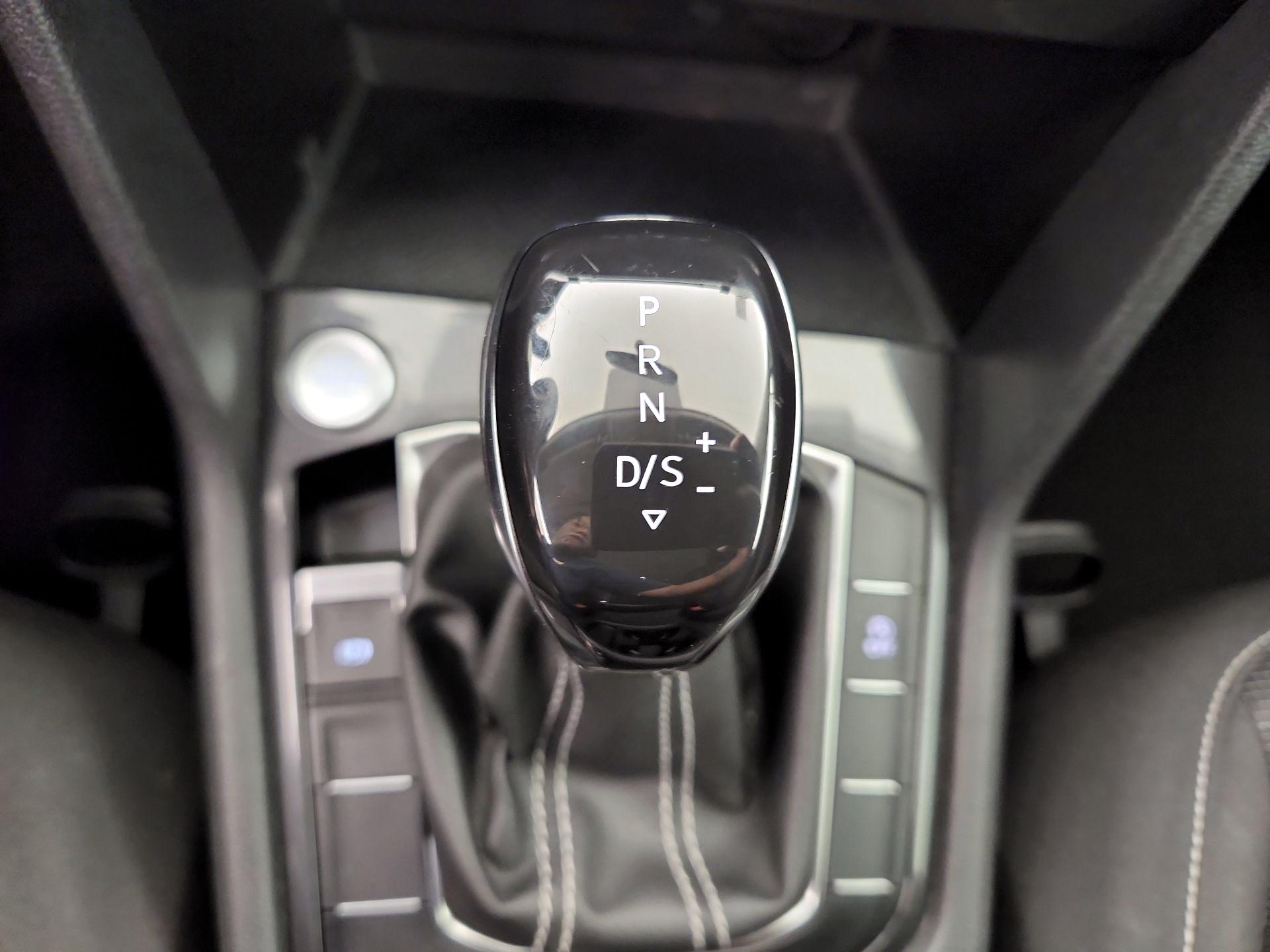 Thumbnail: 2022 Volkswagen Tiguan - 17