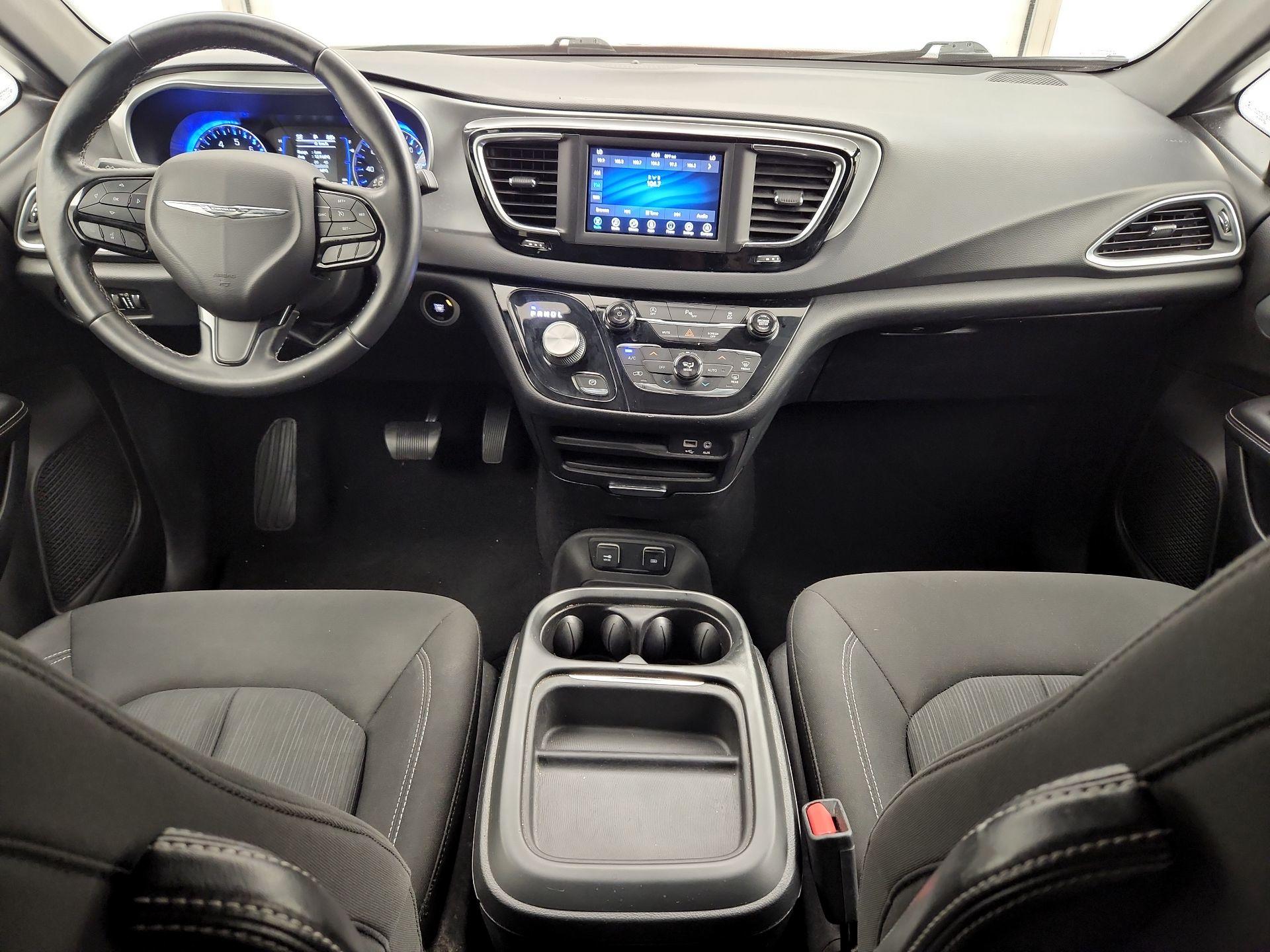 Thumbnail: 2018 Chrysler Pacifica - 9