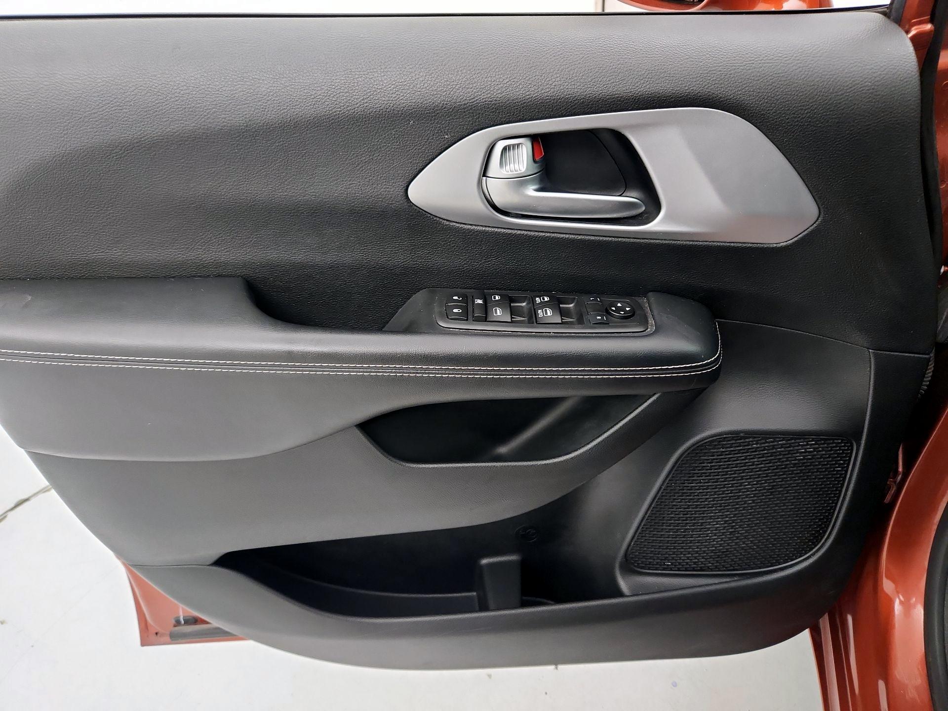 Thumbnail: 2018 Chrysler Pacifica - 12