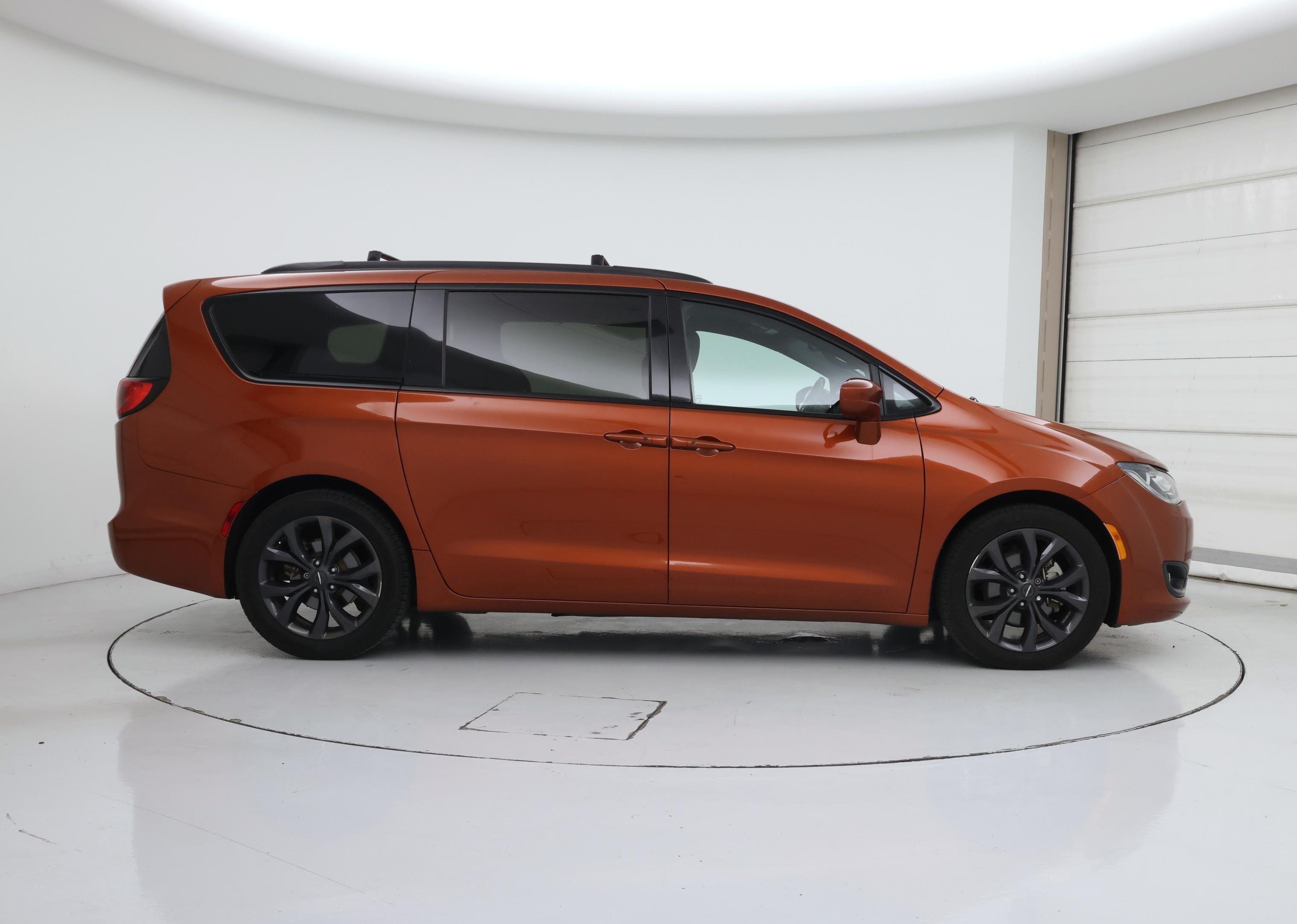 Thumbnail: 2018 Chrysler Pacifica - 7