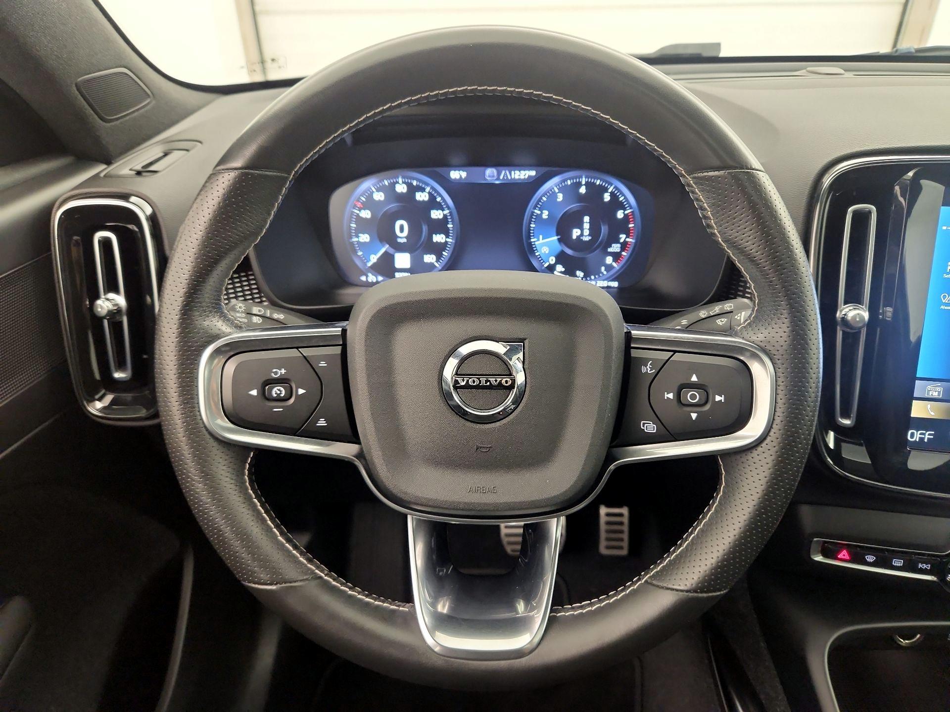 Thumbnail: 2021 Volvo XC40 - 10