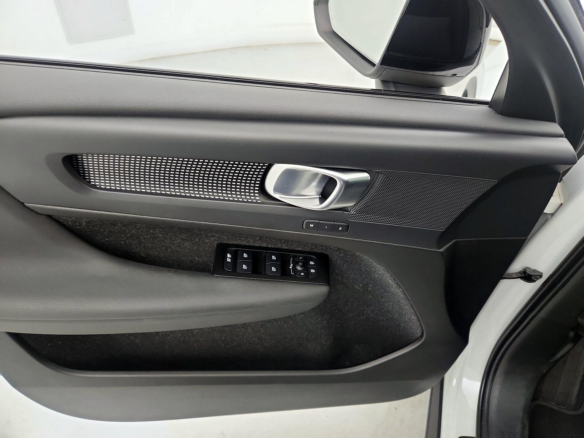 Thumbnail: 2021 Volvo XC40 - 12