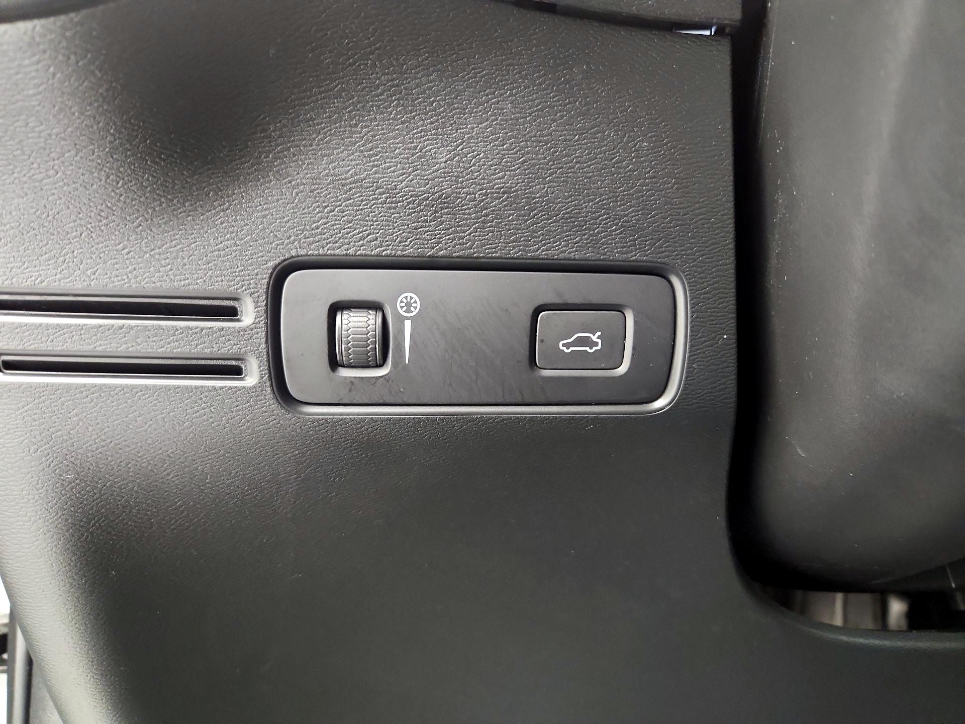 Thumbnail: 2021 Volvo XC40 - 13