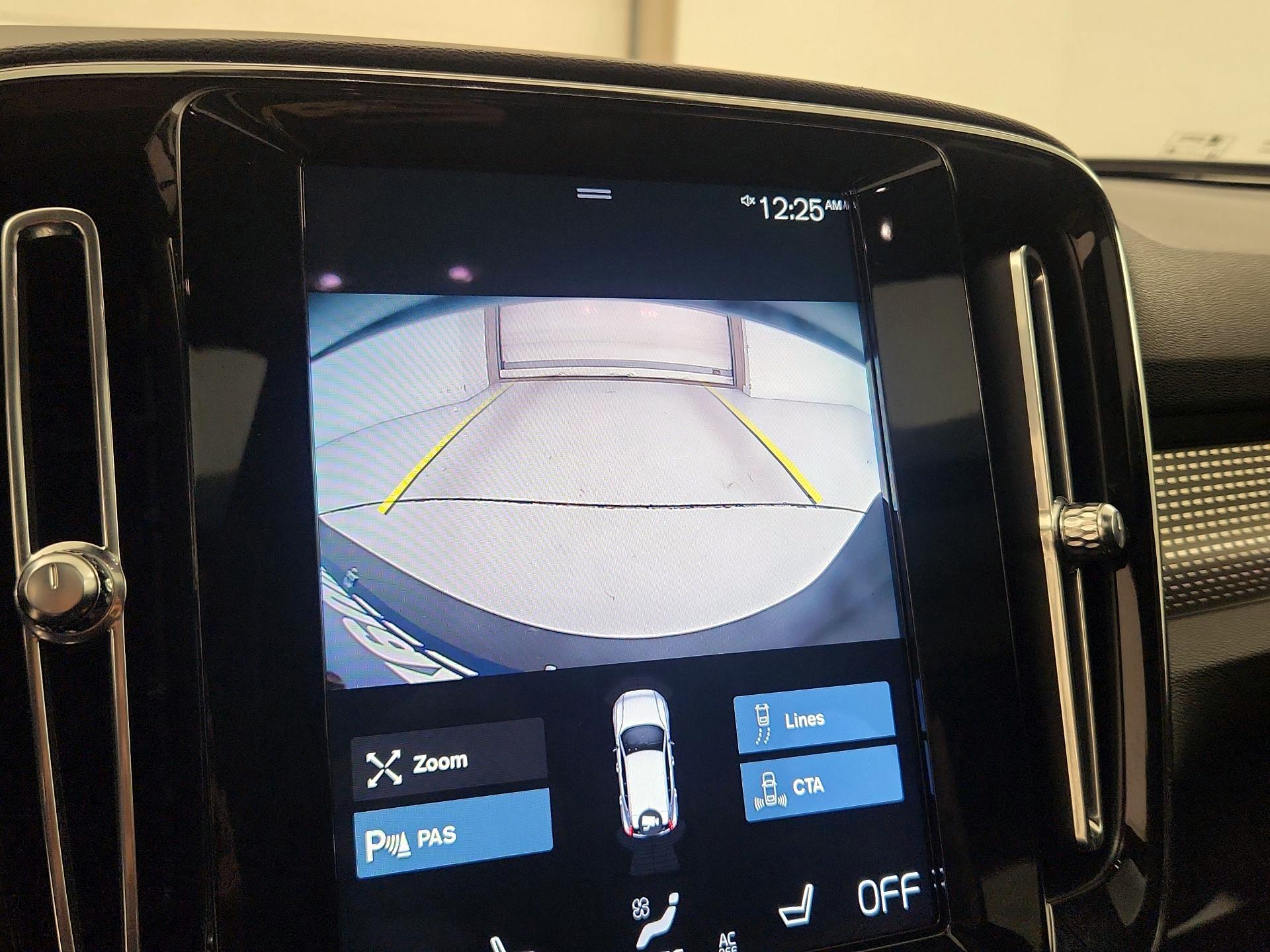 Thumbnail: 2021 Volvo XC40 - 15