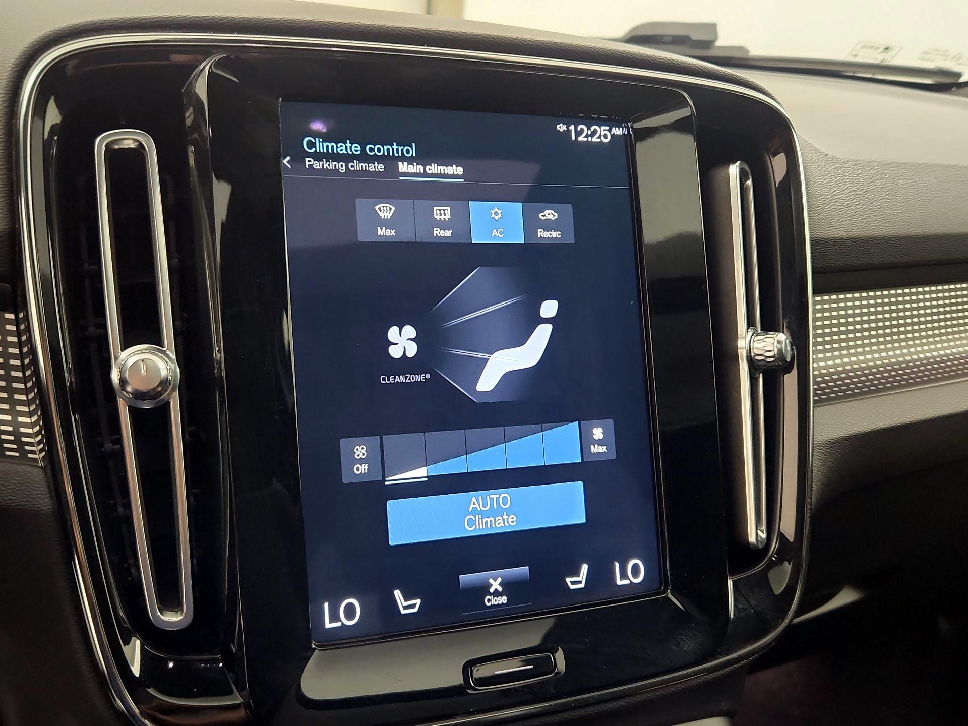 Thumbnail: 2021 Volvo XC40 - 17