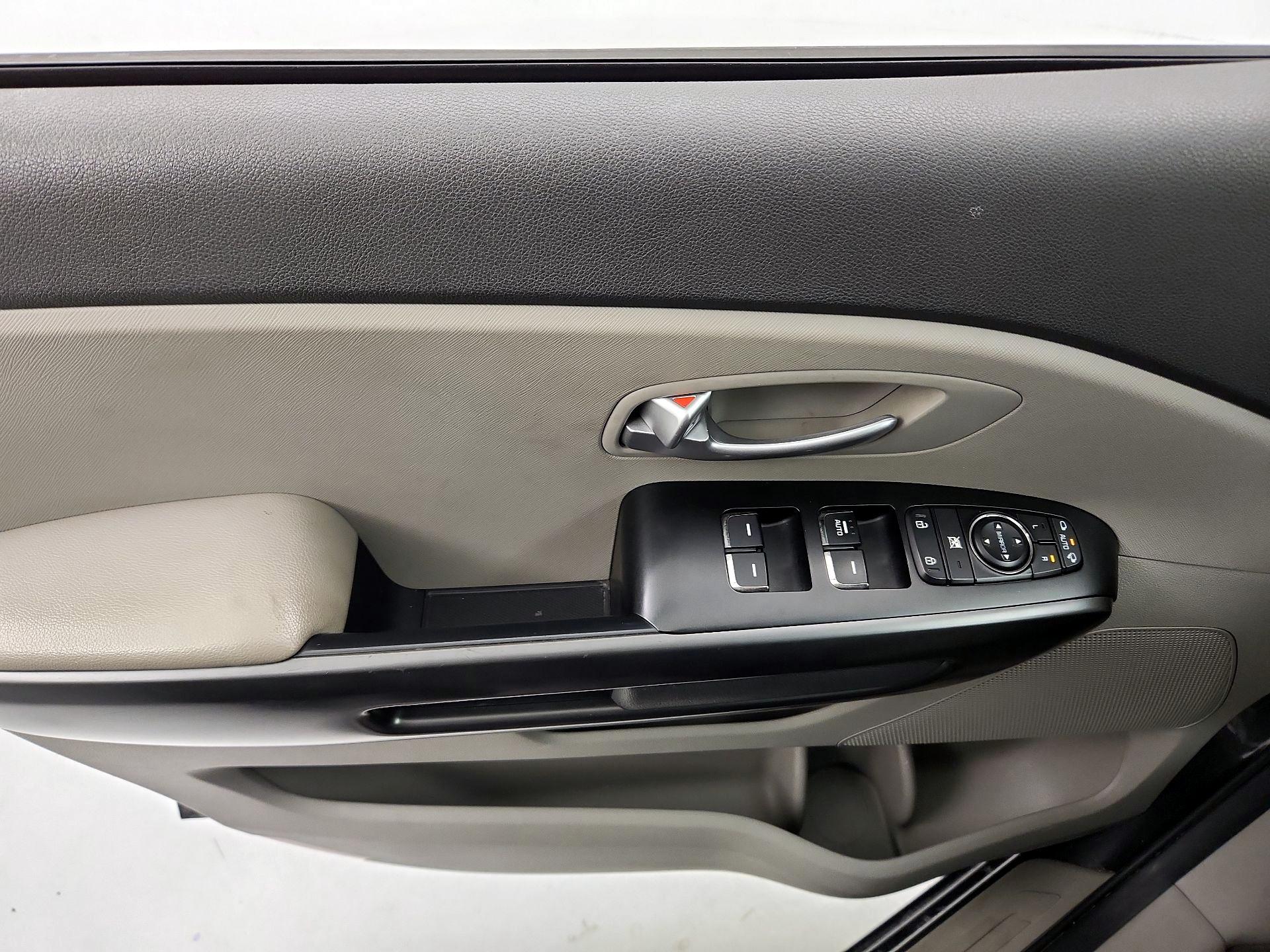 Thumbnail: 2016 Kia Sedona - 12
