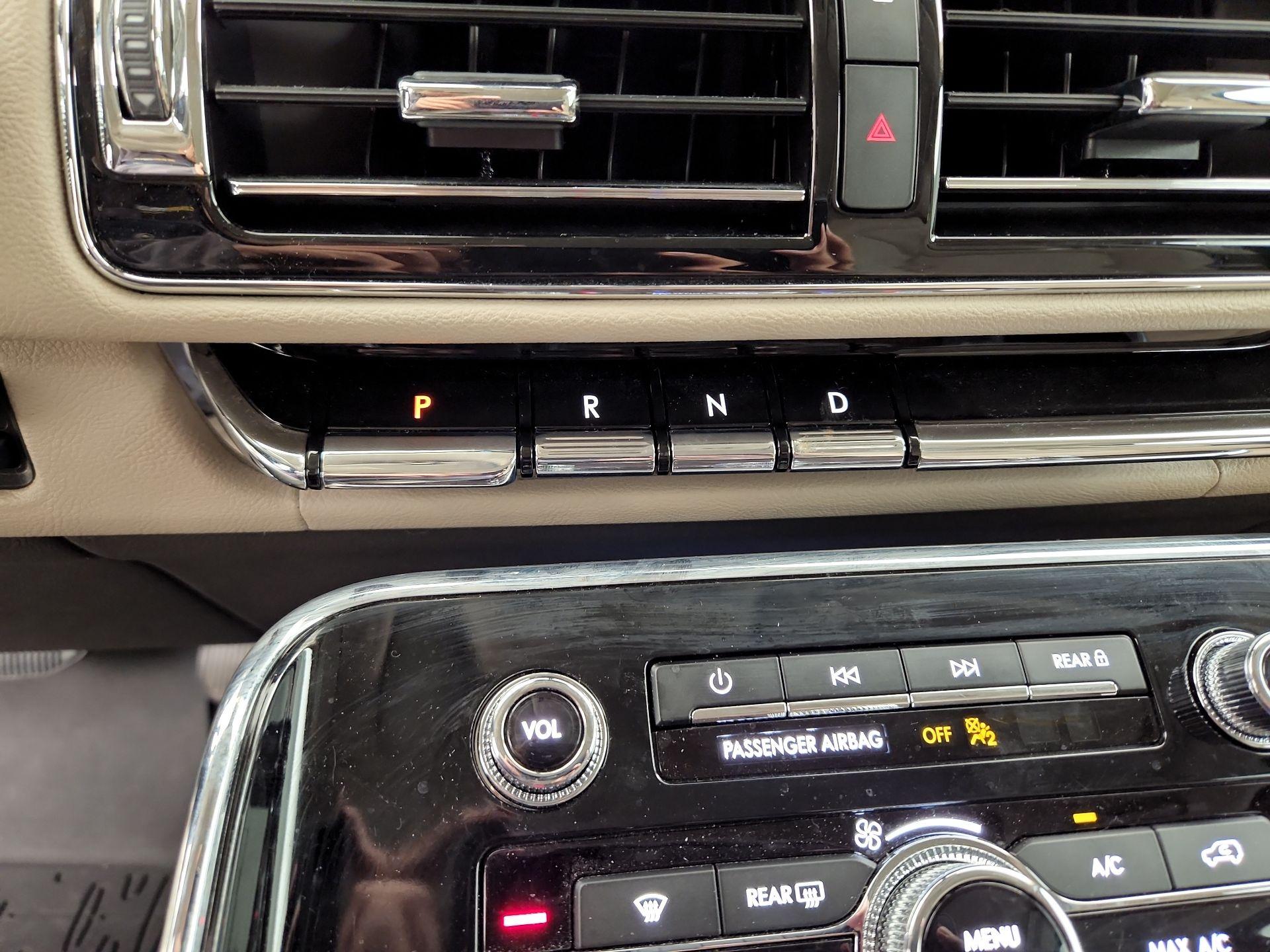 Thumbnail: 2024 Lincoln Navigator L - 18