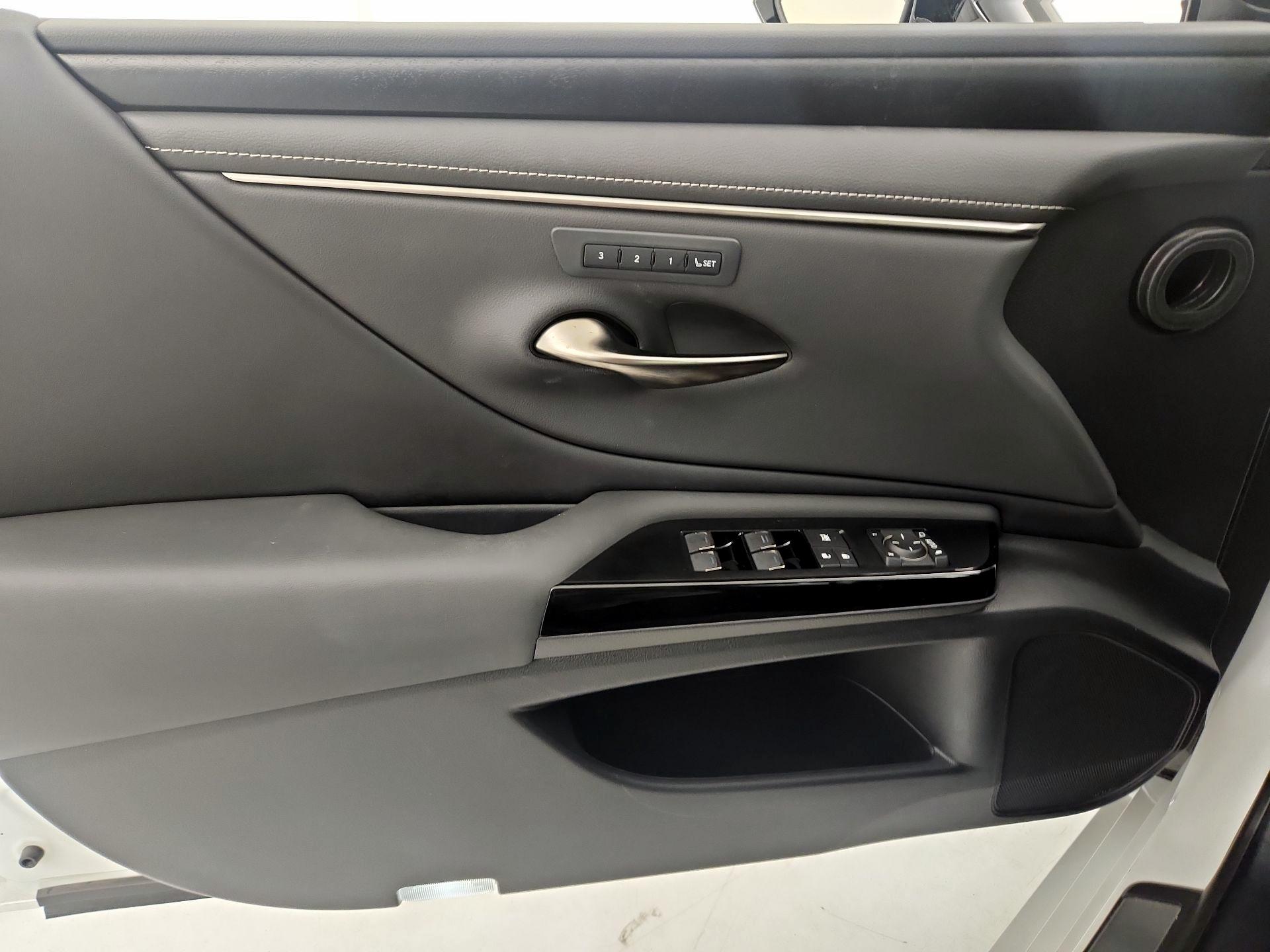 Thumbnail: 2022 Lexus ES - 12