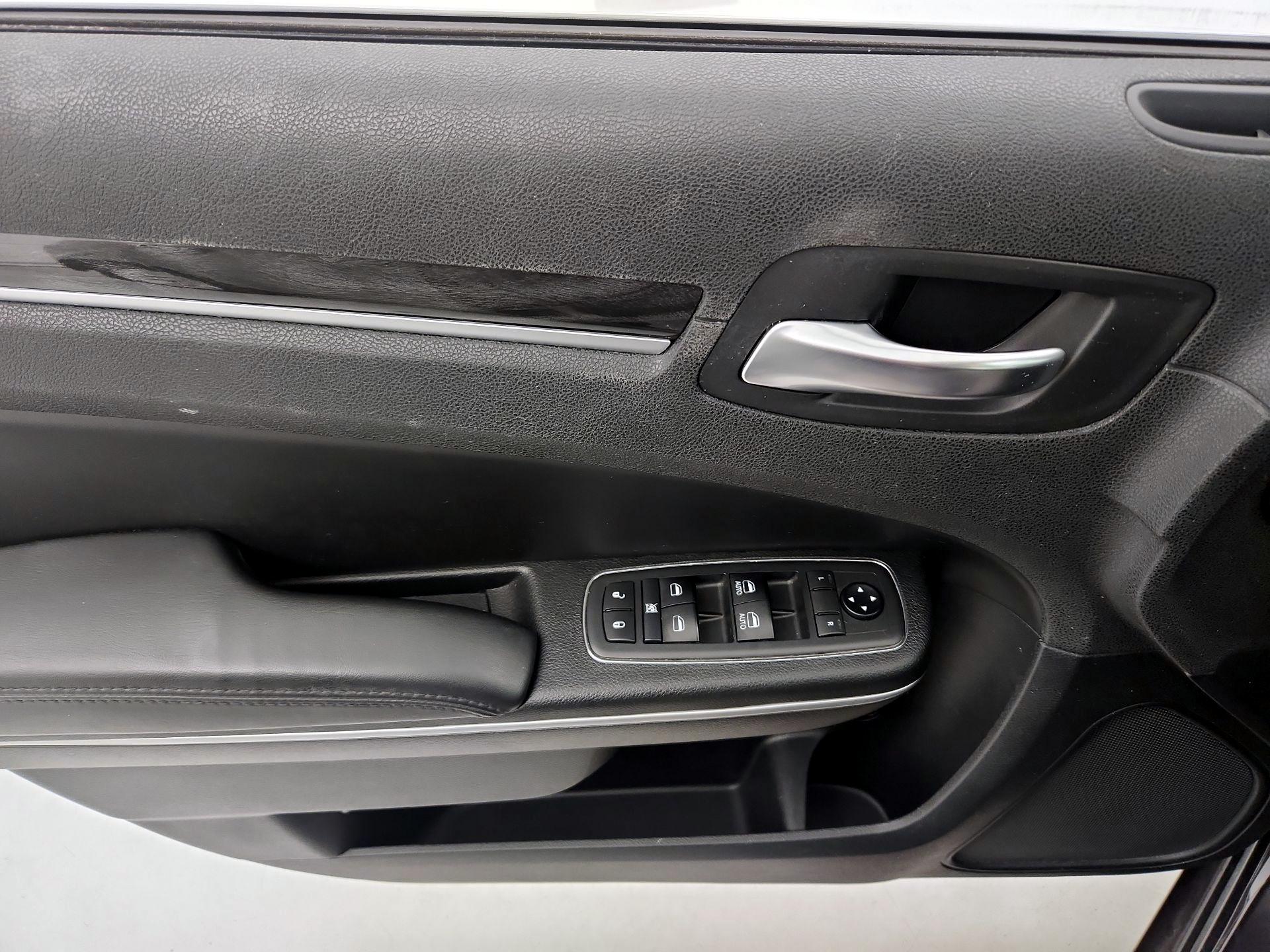 Thumbnail: 2019 Chrysler 300 - 12