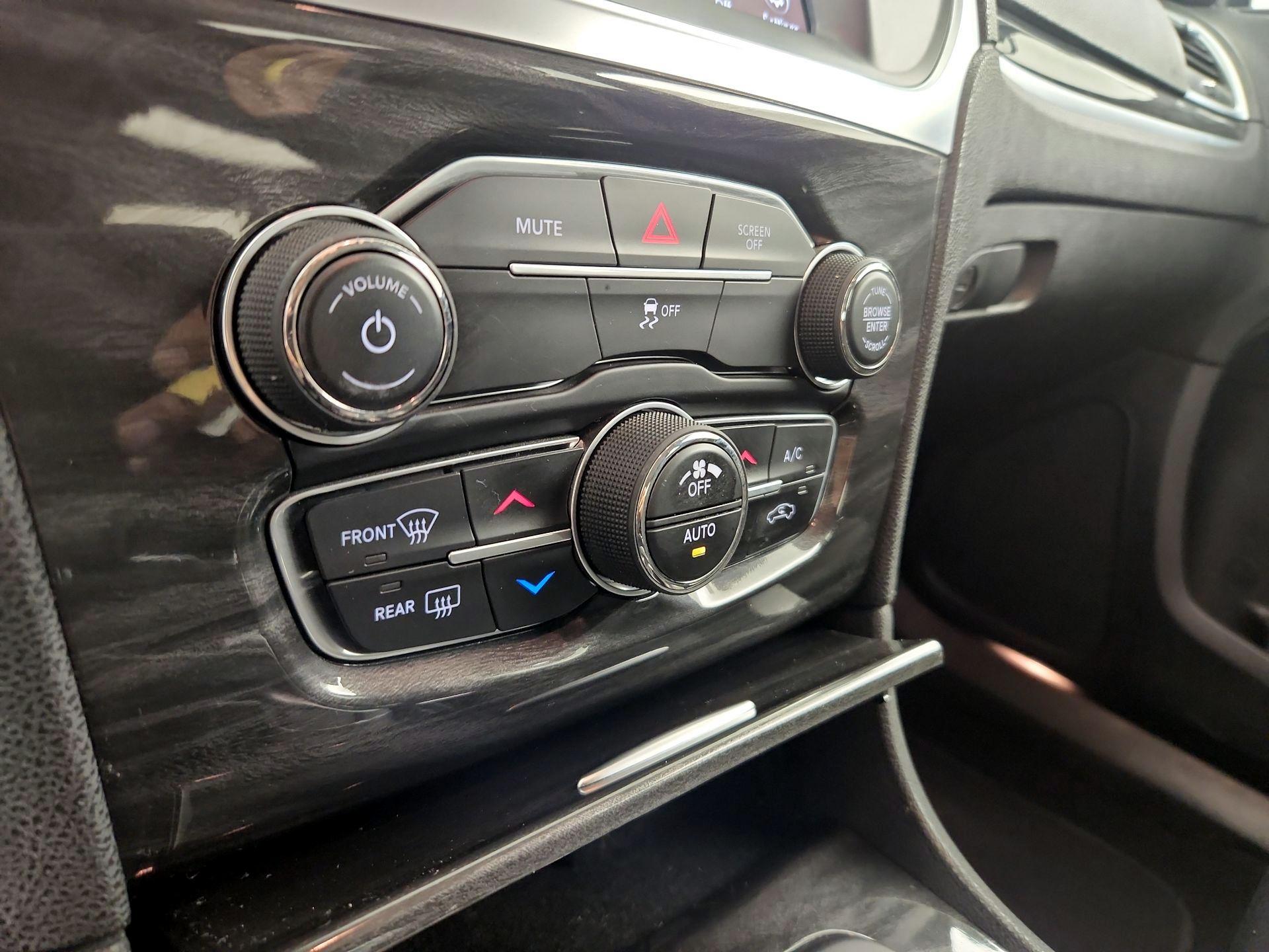 Thumbnail: 2019 Chrysler 300 - 16