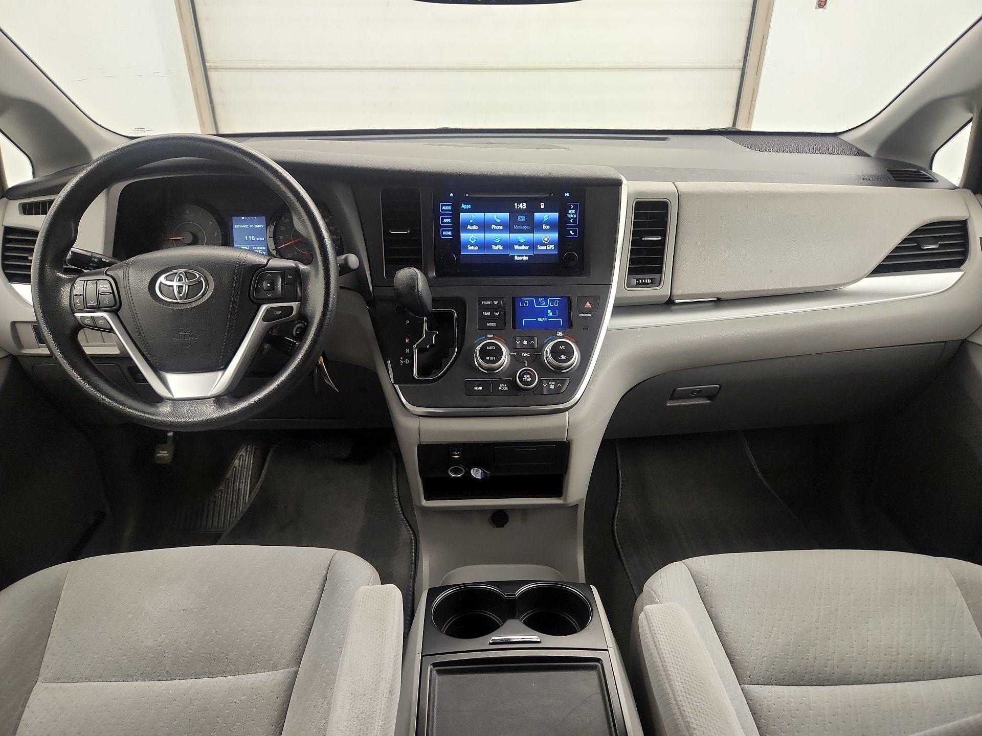 Thumbnail: 2017 Toyota Sienna - 9