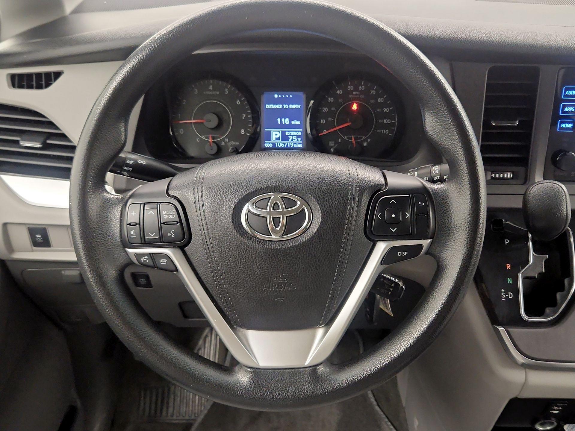 Thumbnail: 2017 Toyota Sienna - 10