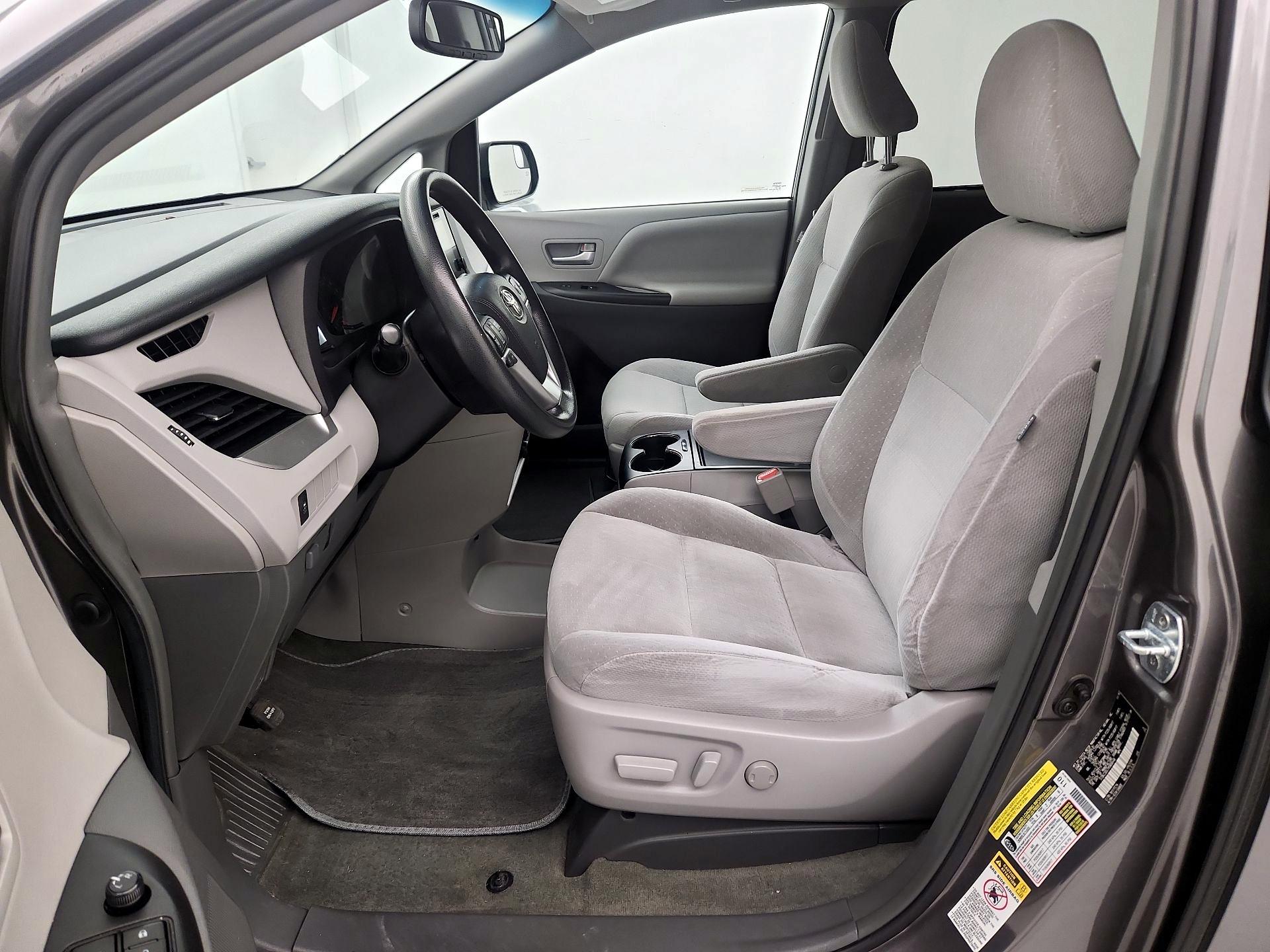 Thumbnail: 2017 Toyota Sienna - 11