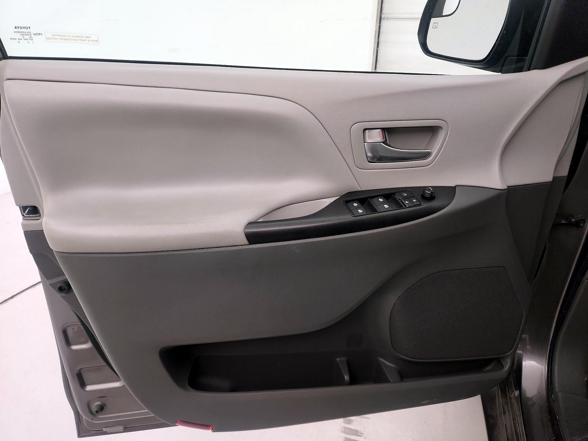 Thumbnail: 2017 Toyota Sienna - 12