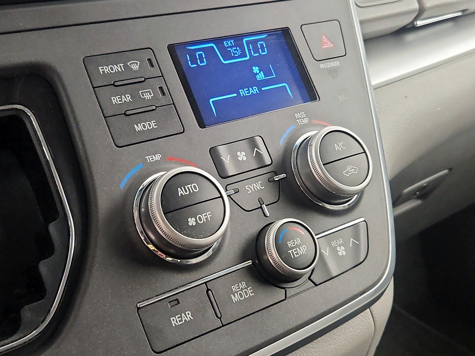 Thumbnail: 2017 Toyota Sienna - 16