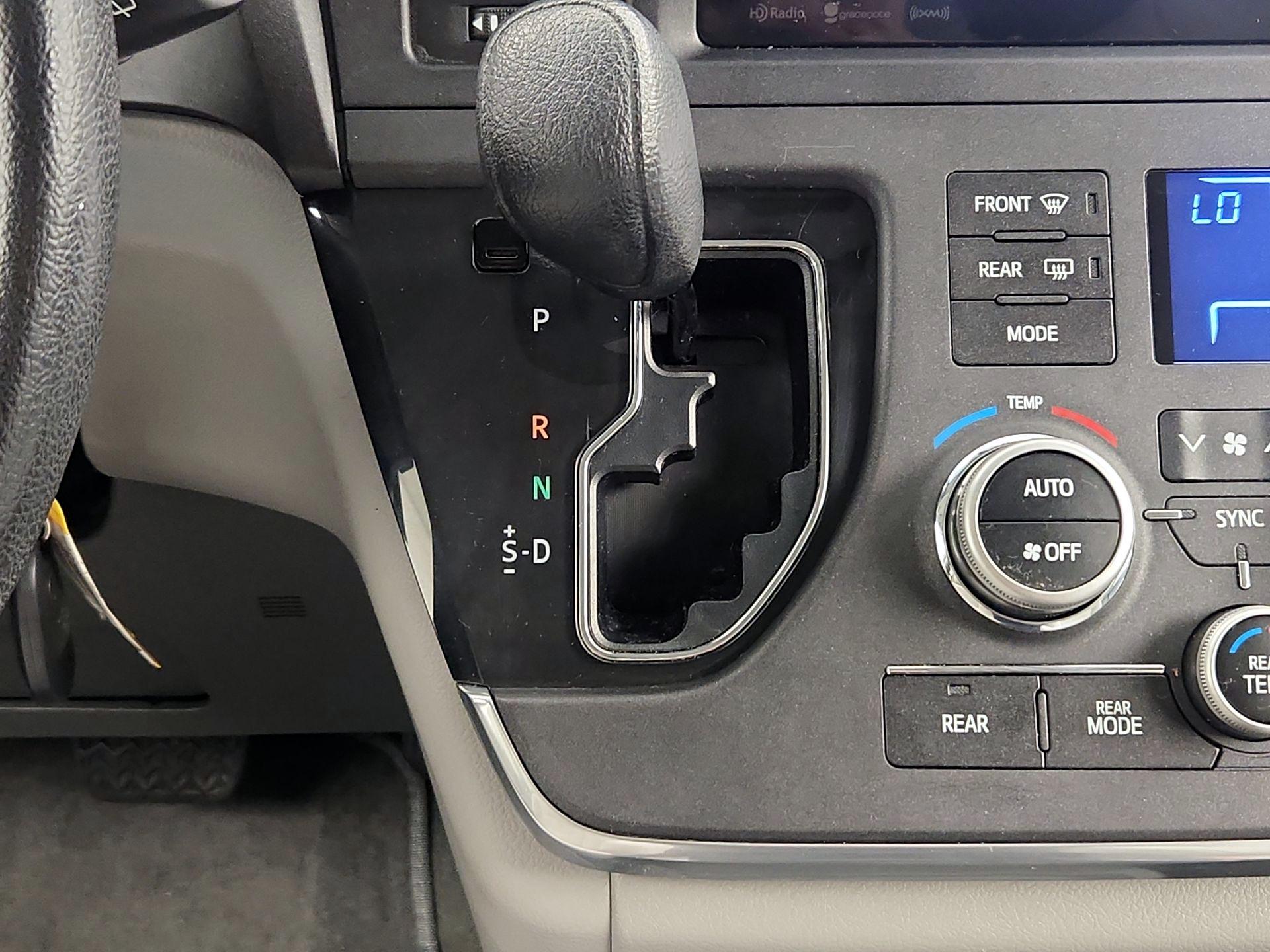 Thumbnail: 2017 Toyota Sienna - 17