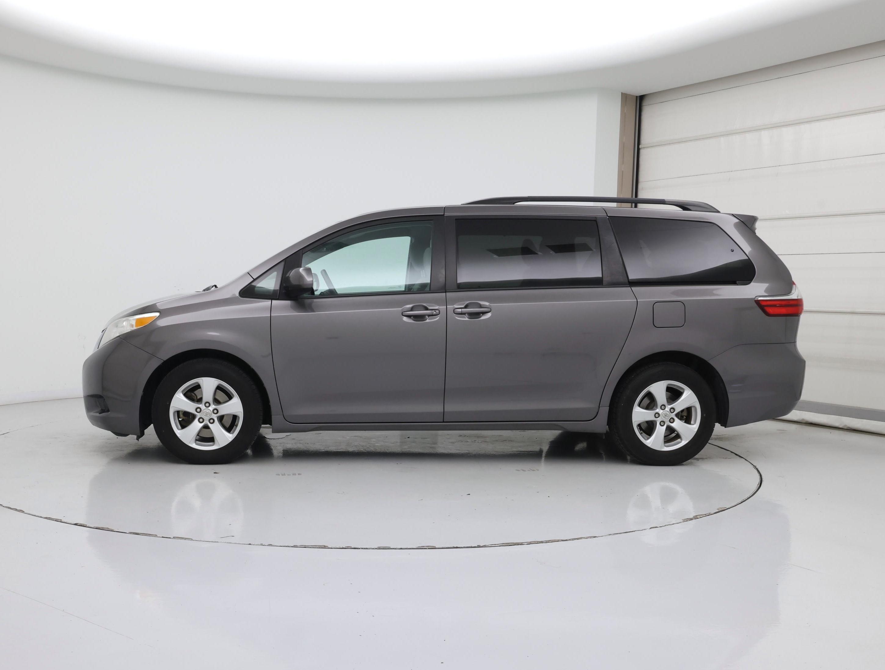Thumbnail: 2017 Toyota Sienna - 3