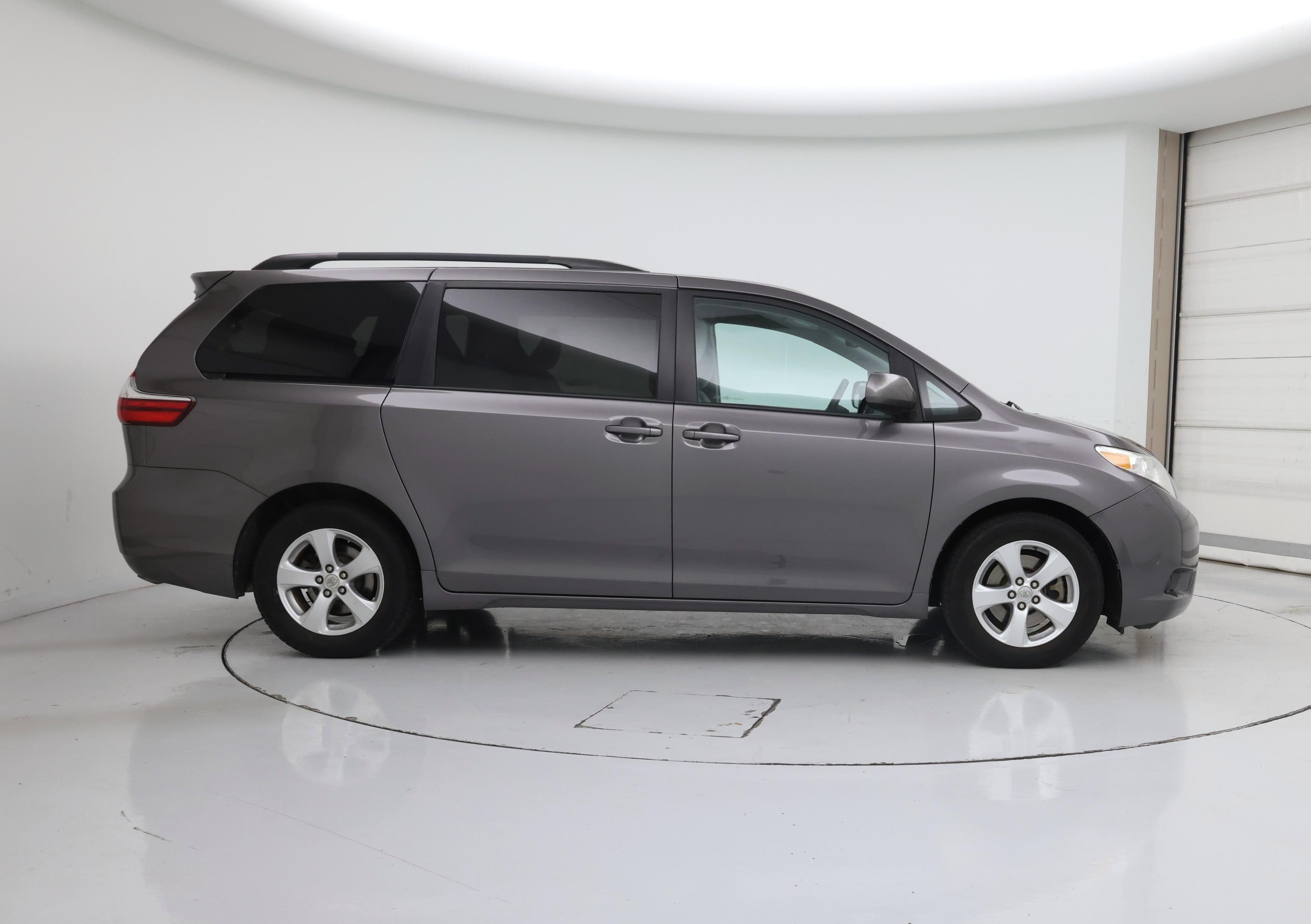 Thumbnail: 2017 Toyota Sienna - 7