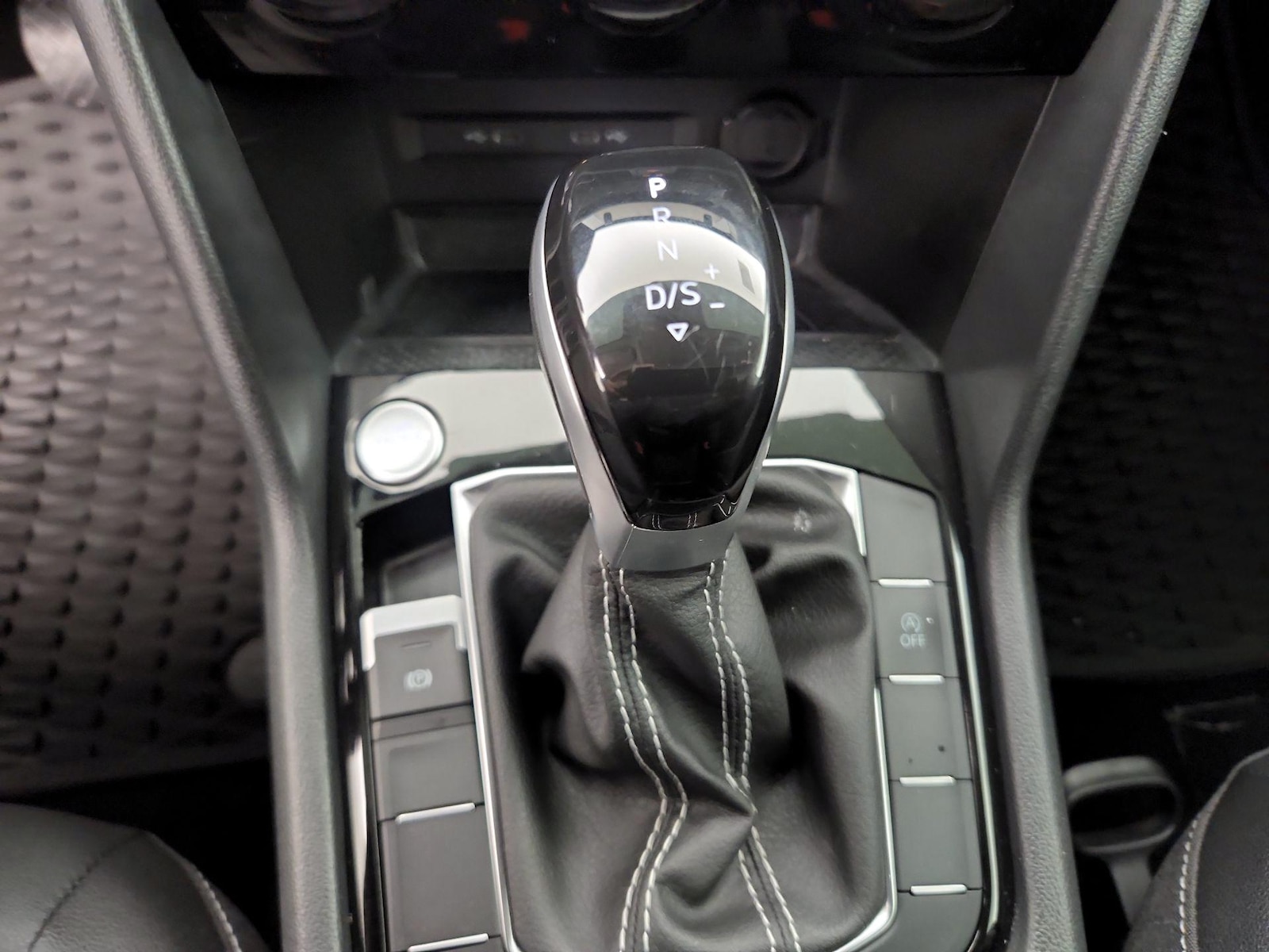 2024 Volkswagen Taos SE - Photo 18