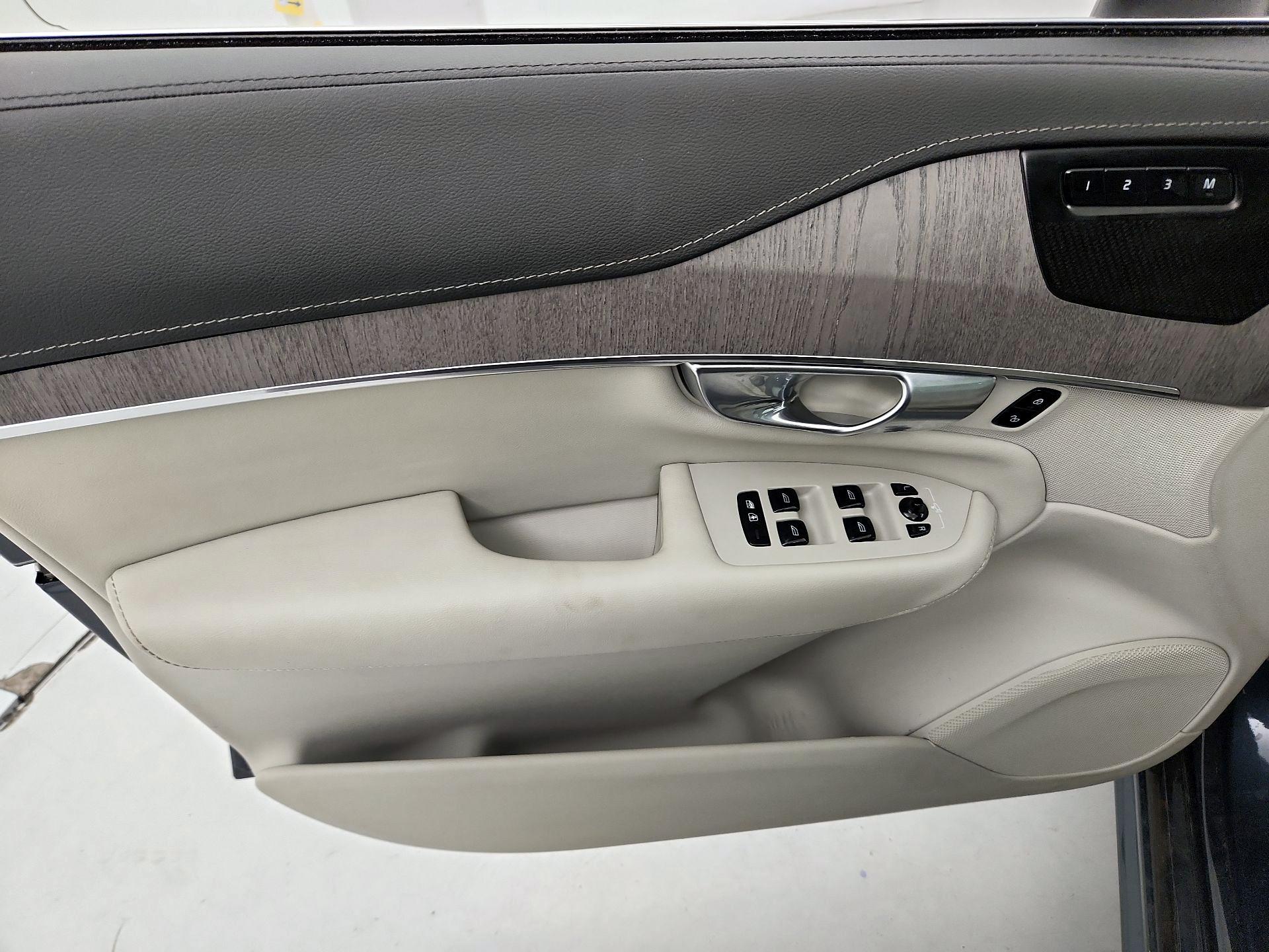 Thumbnail: 2022 Volvo XC90 - 12