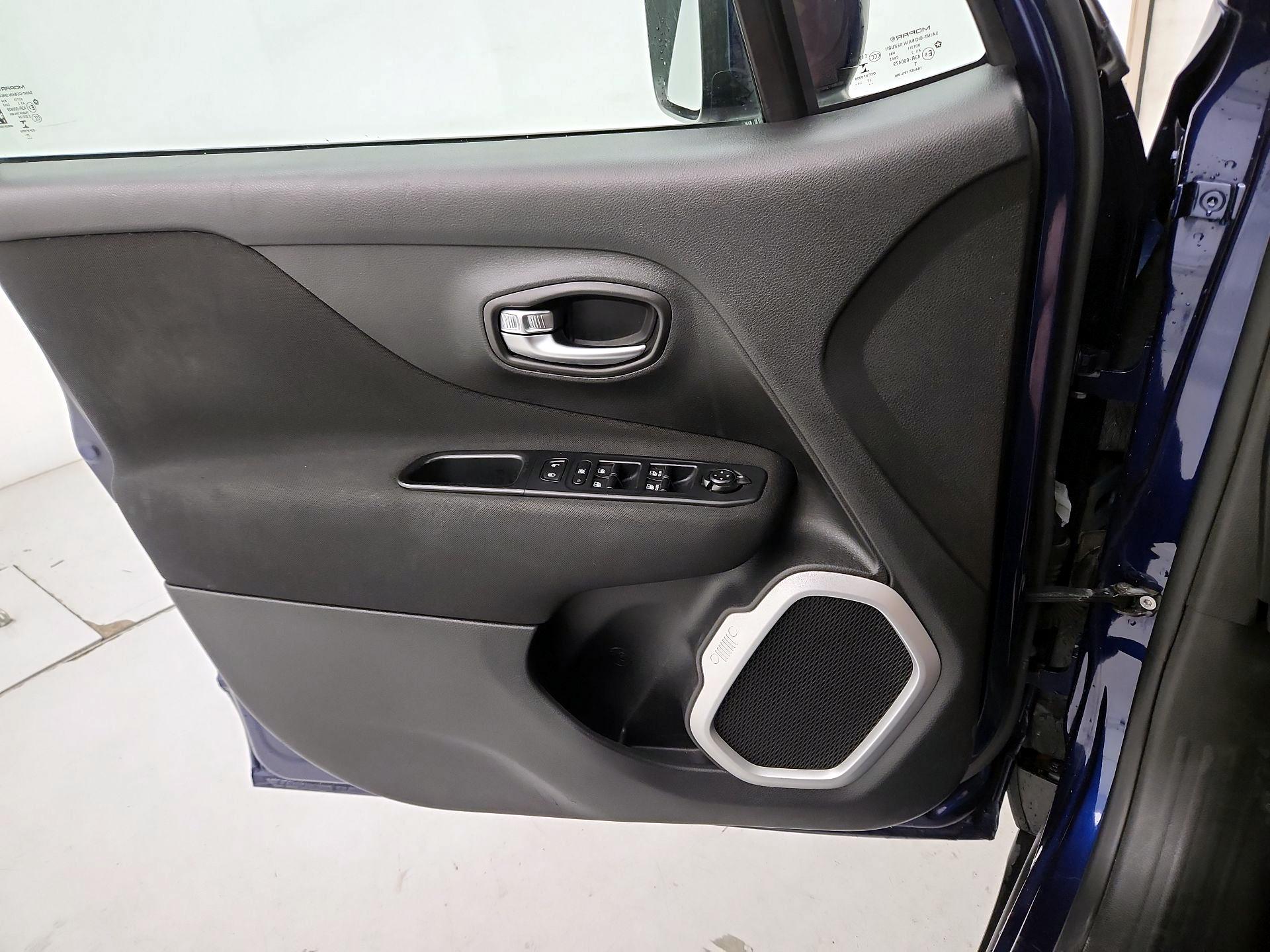 Thumbnail: 2018 Jeep Renegade - 12