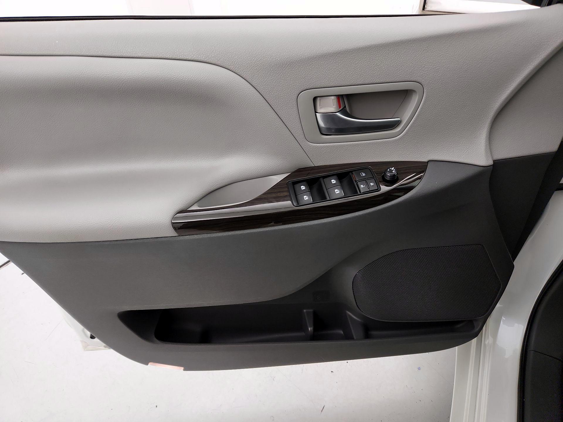 Thumbnail: 2015 Toyota Sienna - 12