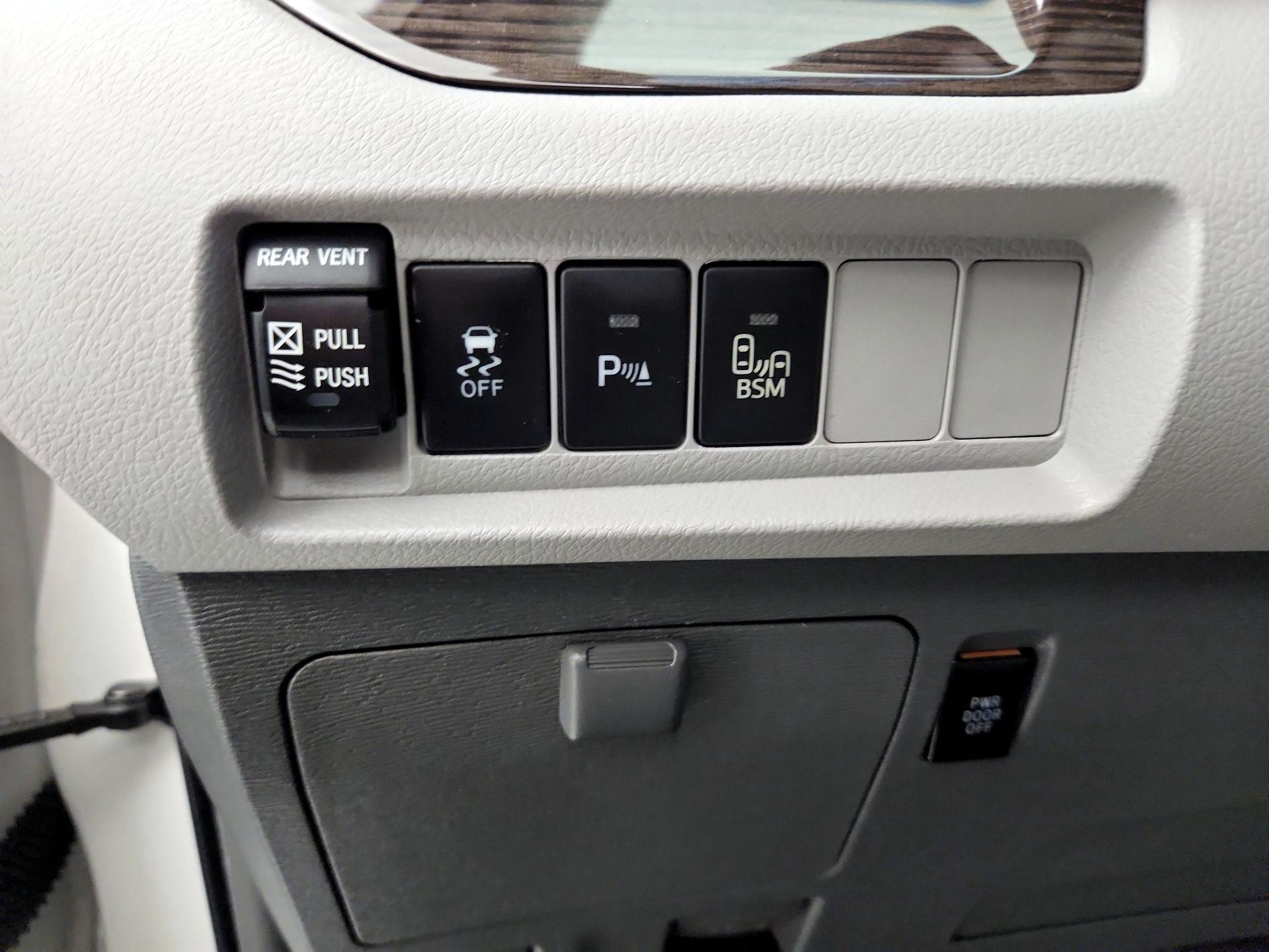 Thumbnail: 2015 Toyota Sienna - 13