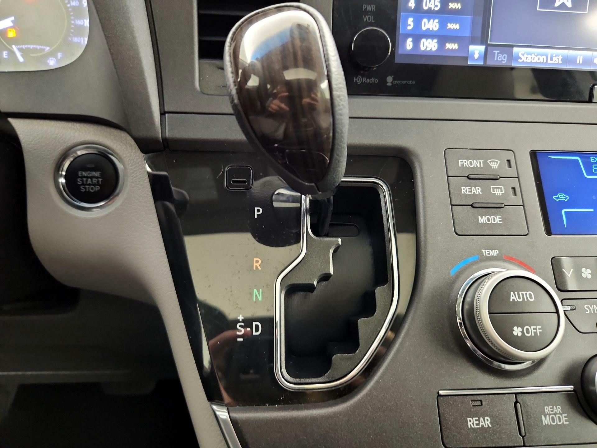 Thumbnail: 2015 Toyota Sienna - 18