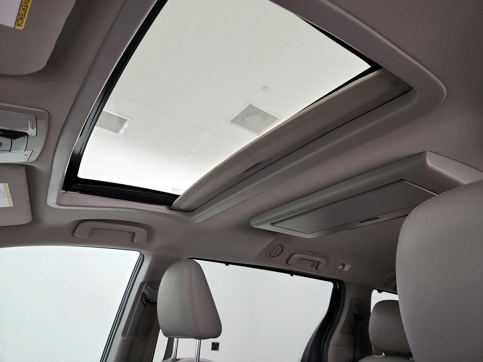 Thumbnail: 2015 Toyota Sienna - 20